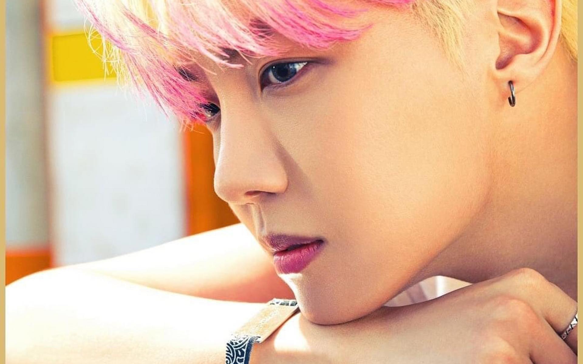 جايهوب J-Hope: مغني راب وراقص وملحن ومصمم رقصات كوري جنوبي، عضو في فرقة الصبيان BTS، كما له أعمال منفردة.