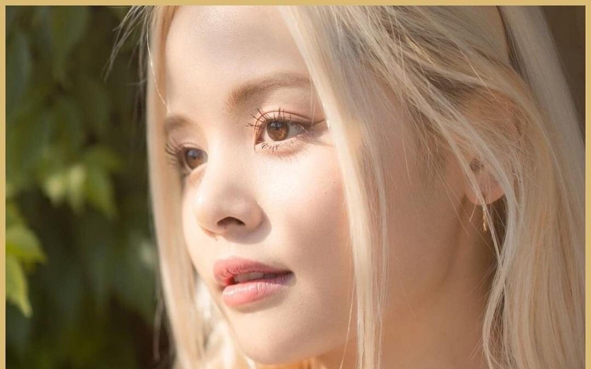 سورن : اسمها الكامل شوناسورن ساجاكول، مغنية تايلاندية في كوريا الجنوبية، عضوة في فرقة الفتيات الكوريات الجنوبيات "سي إل سي CLC".