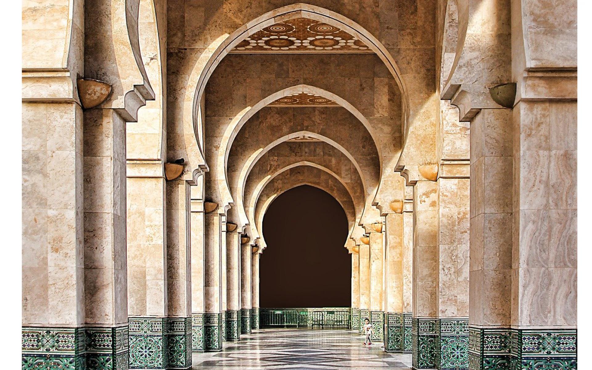 تُفتح أبواب المسجد منذ رفع الأذان، ويتم إغلاقها عقب الانتهاء من الصلاة مباشرة