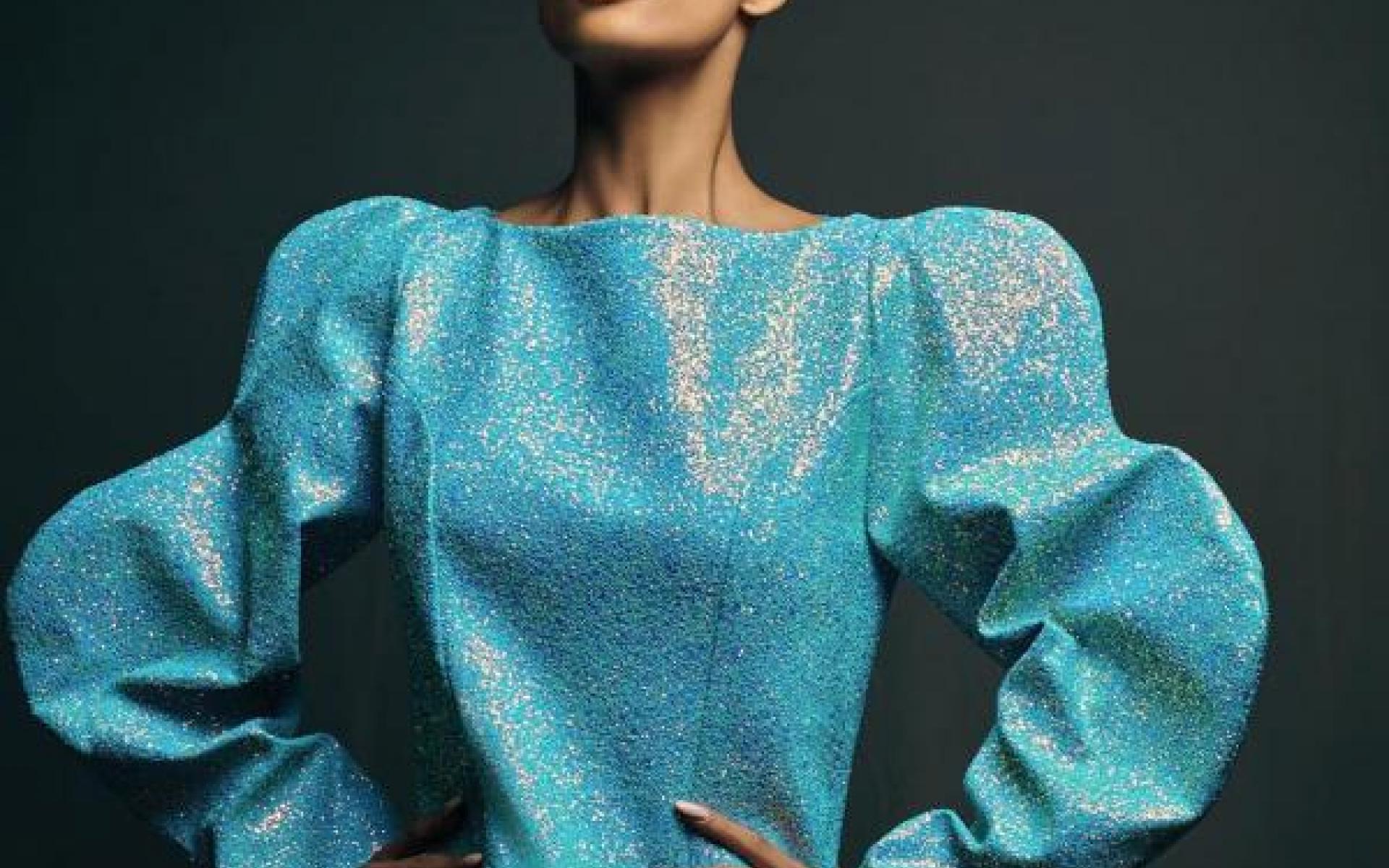 ظهرت هنا ملايكا بفستانًا أزرق قصيرًا وأخذته إلى مستوى أعلى بأكمامها المنفخة الرائدة، وأكملت الإطلالة بالشعر الأملس وكحل العيون المطابق لمظهرها.