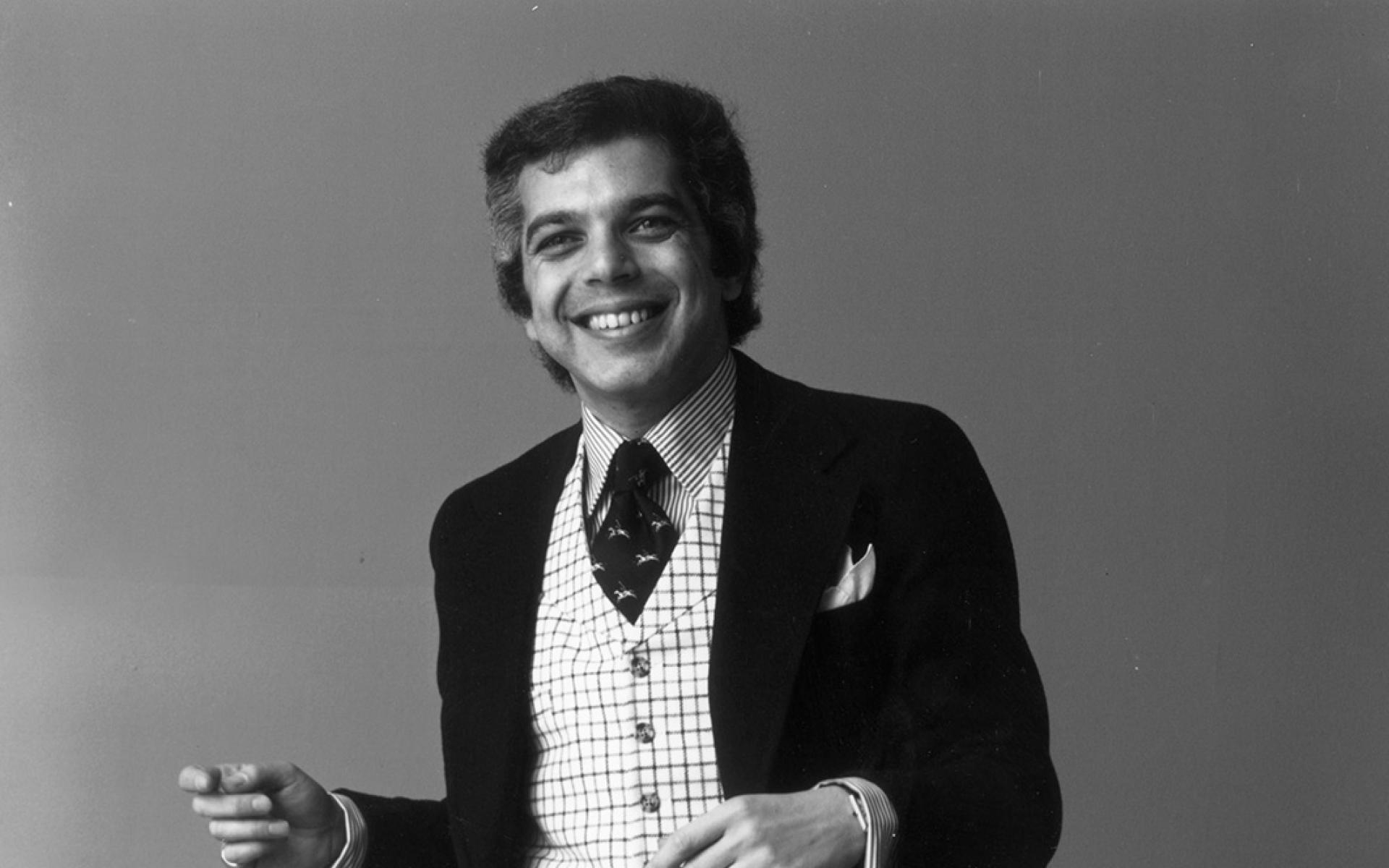 درس الاقتصاد في مانهاتن بنيويورك وأدى واجبه العسكري عام 1962