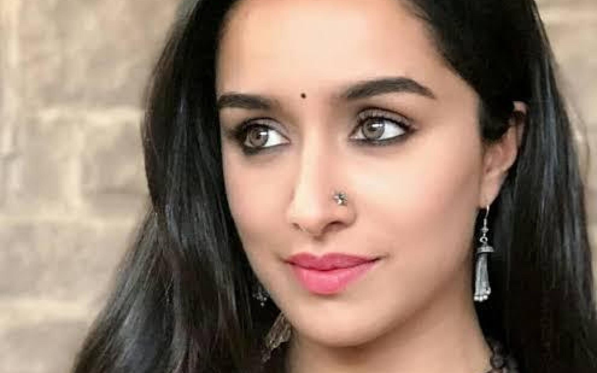 شرادا كابور: ظهرت نجمة بوليوود شرادا كابور بموضة البرسينج عندما ارادت تطبيق المظهر العرقي ودمجت معه مكياج يعتمد على تحديد العيون بالكحل الأسود واكسسوارات من الأقراط والقلائد ثقيلة الحجم.