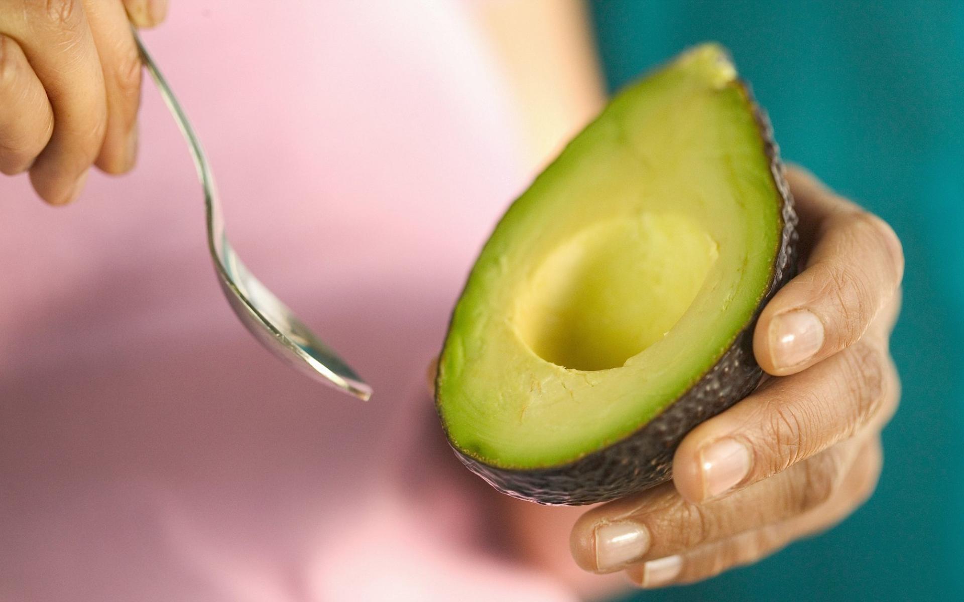 6- الأفوكادو: الأفوكادو من الفواكه الشهية والتّي تحتوي على الفيتامينات المُهمّة؛ مثل: فيتامين ج، والفولات، والبوتاسيوم، وفيتامين ب6؛ الذي يُساعد على زيادة، وتحسّين نموّ الطفل، والدّماغ، كما تُساعد الأفوكادو على تقليل الغثيان الذي يُصيب الحامل، ولكن يجب الانتباه إلى أنَّ الأفوكادو غنيّة جداً بالدهون، والسُّعرات الحرارية؛ لذلك فإنَّ تناوله يجب أن يكون باعتدال، وبكمياتٍ مناسبة.