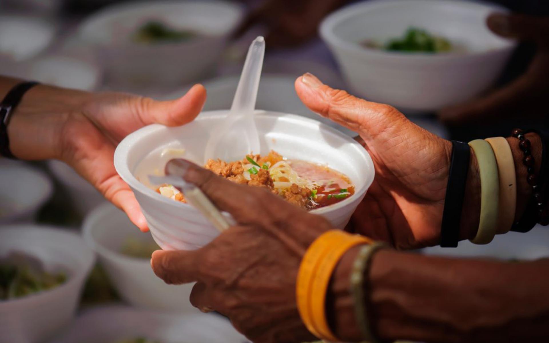 موائد الطعام وتوزيع الطعام أو أي مواد أخرى مثل أقنعة الوجه عند مدخل المسجد ممنوع منعا باتا