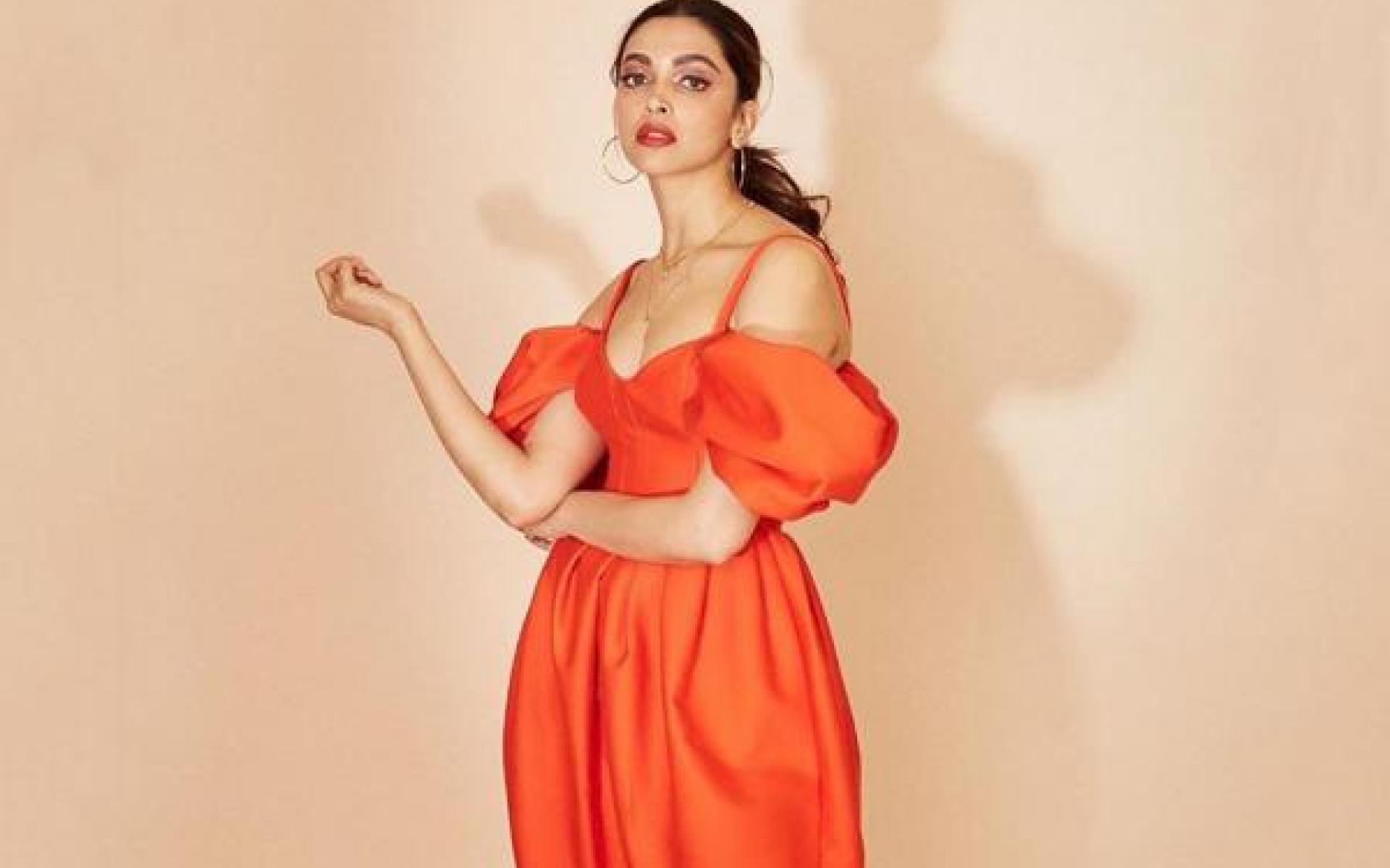 ديبيكا بادكون هي التالية على قائمتنا التي ظهرت بفستان أحمر مثالي بأكمام الكتف المنتفخة، وأكلمت الإطلالة بمكياج ناعم !