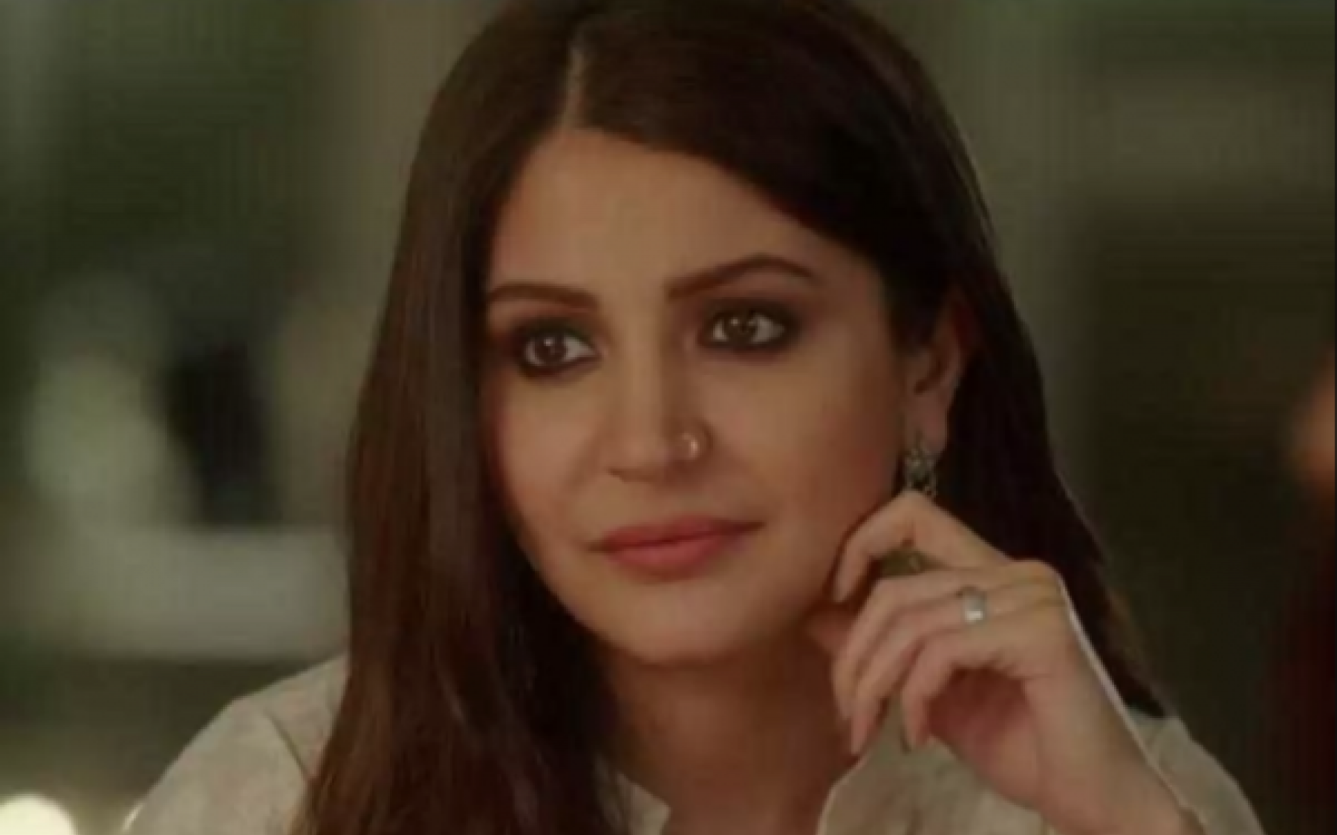 أنوشكا شارما: طبقت الممثلة الهندية أنوشكا شارما في ترويج فيلمها Ae Dil Hai Mushkil موضة البرسينج بقرط صغير فضي وبدت رائعة الجمال.