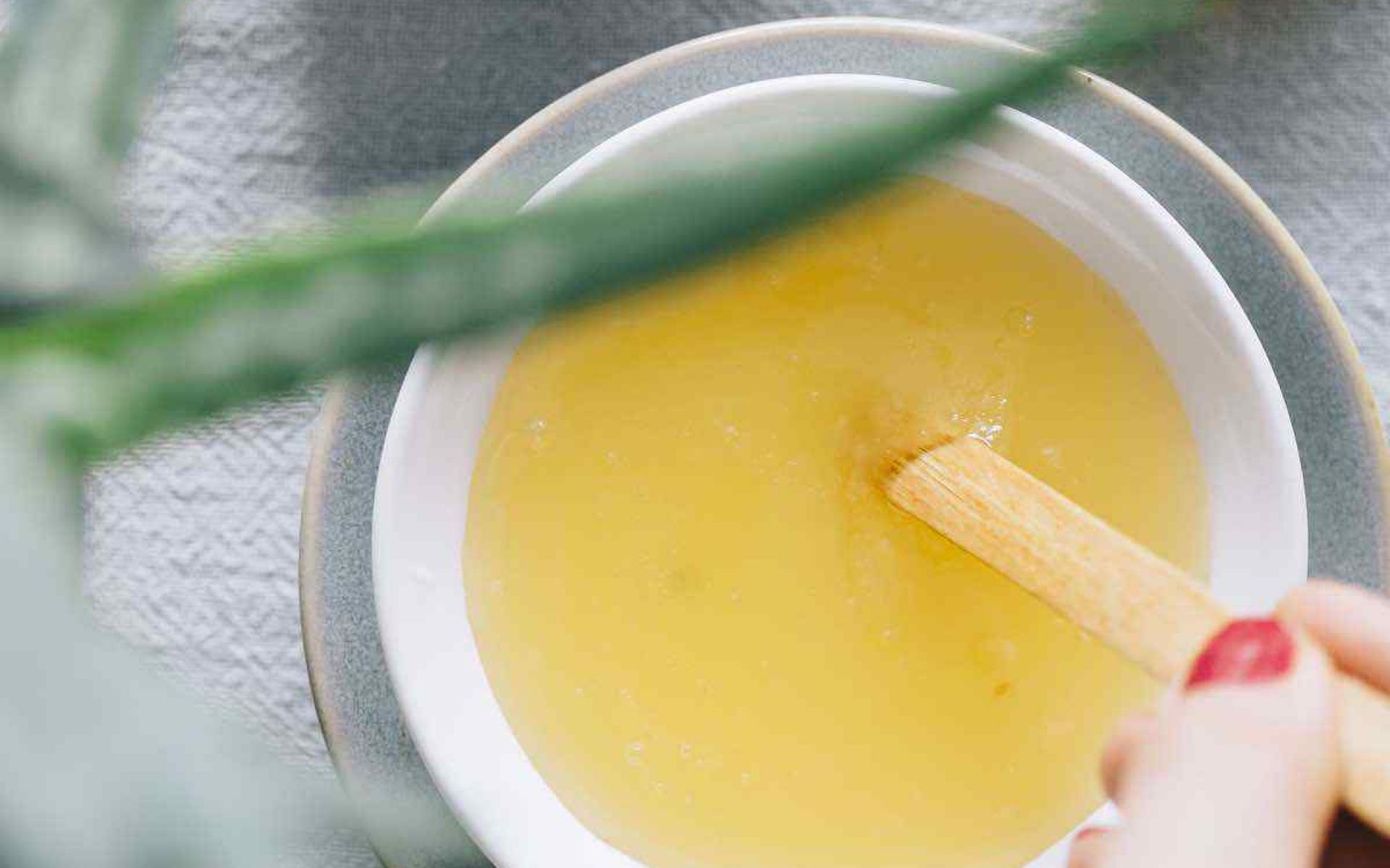 5- الليمون والعسل: إذا كنت تبحثين عن ترطيب عميق وسريع للأيدي شديدة الجفاف، فمزيج الليمون والعسل هو الحل الأمثل لك. فالعسل يساعد على ترطيب البشرة بشكل فعال أما الليمون فيعمل على تفتيح لونها، ثم دلكي يديك بمزيج الليمون والعسل لمدة ٥ دقائق ثم اغسلي يدك. ولنتيجة أكثر فاعلية يمكنك إضافة القليل من السكر الأبيض للمزيج.