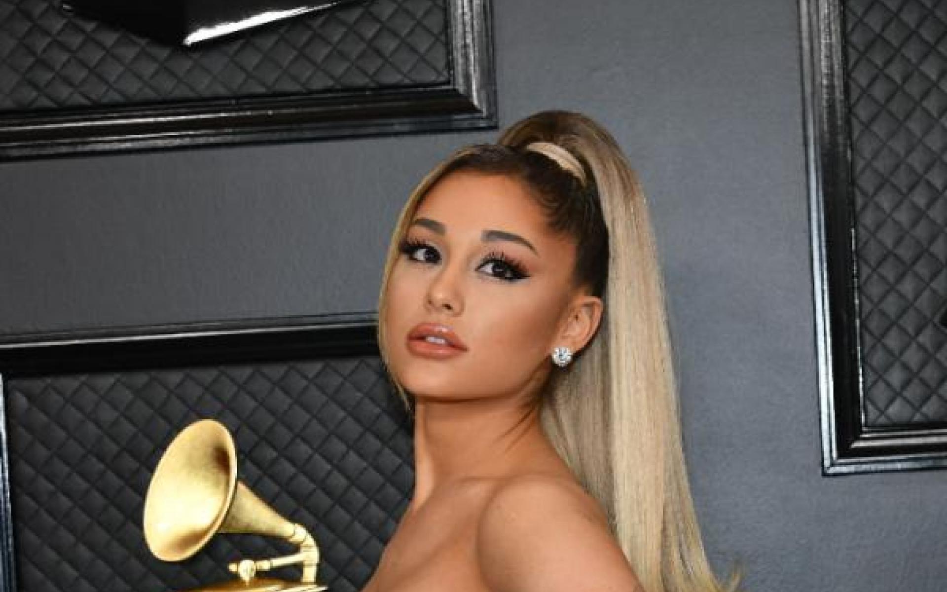 مكياج Soft glam : طبقت المغنية الأمريكية أريانا غراندي صيحة مكياج  Soft glam  والتي تناسبكِ كوصيفة للعروس فهي تعتمد على حمرة شفاه وخدود بدرجة من درجات البني اللامع مع رسمة عيون كلاسيكية مجنحة باللون الأسود.