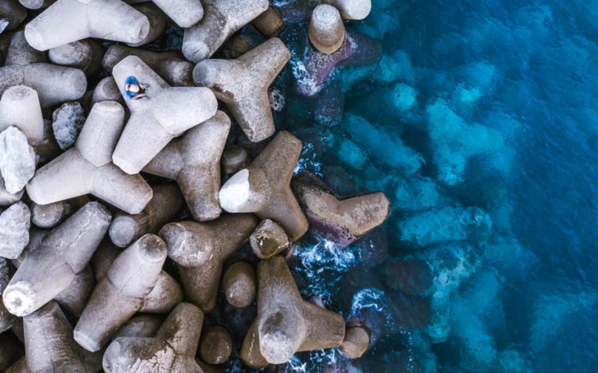 رصيف صغير على ساحل أمالفي بإيطاليا