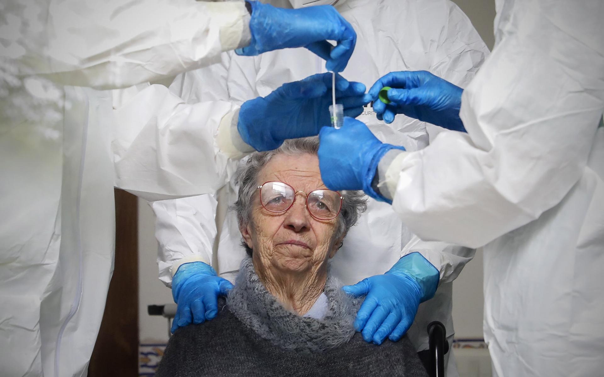 امرأة تخضع لاختبارات فحص Covid-19 في دار التمريض Comendador Joaquim De Sa Couto Foundation في سانتا ماريا