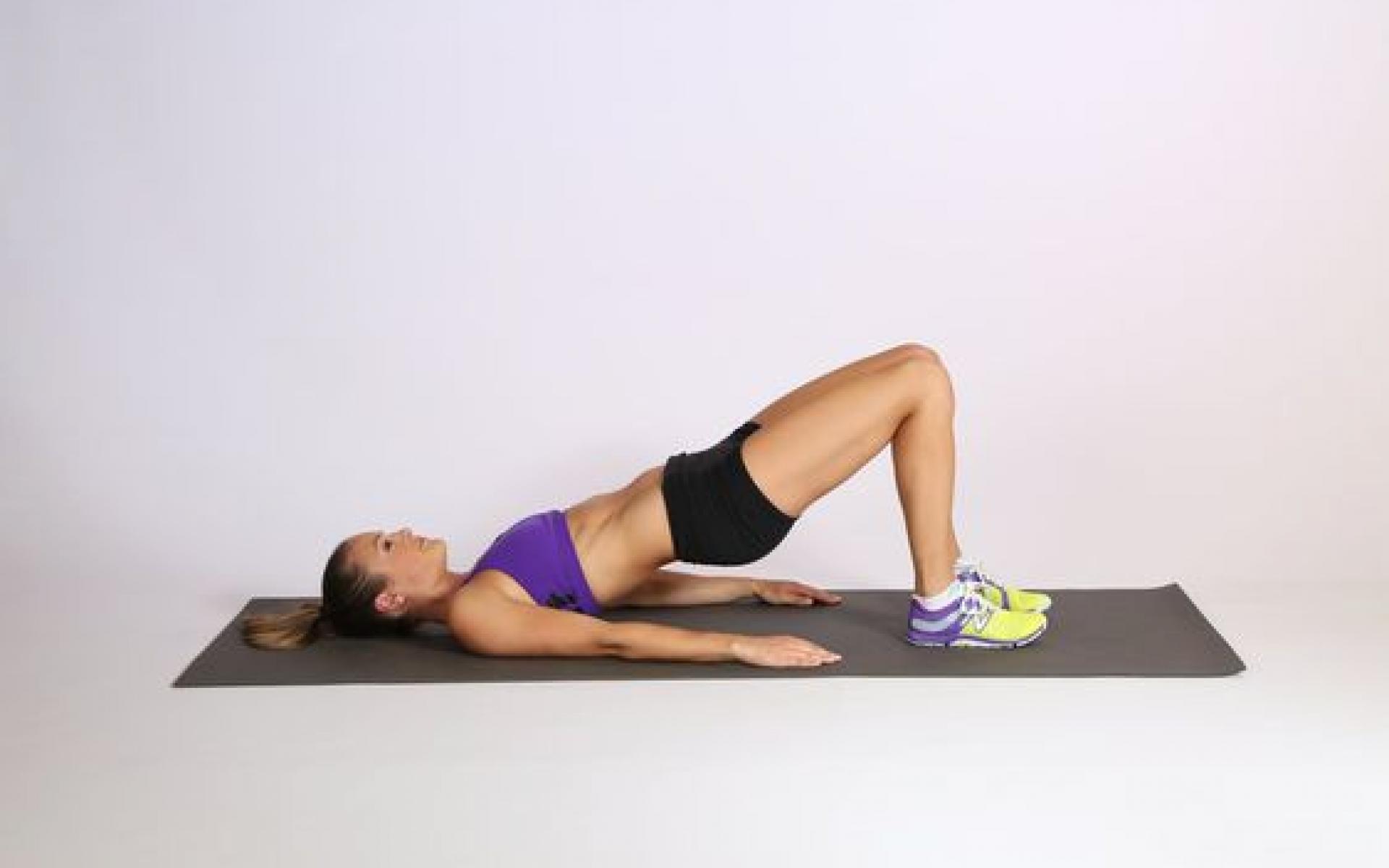 لا تنسي لياقتك: مع إغلاق صالات الرياضة والبقاء في المنزل، قد تميلين للكسل واهمال نشاطك الرياضي، ولكن إغلاق الجيم لا يعني اهمال لياقتك، حيث يمكنك متابعة روتينك الرياضي في المنزل وممارسة التمارين التي تناسبك، كما يمكنك الرقص على أغانيكِ المفضلة، فالرقص أيضًا يساعد في حرق السعرات الحرارية.