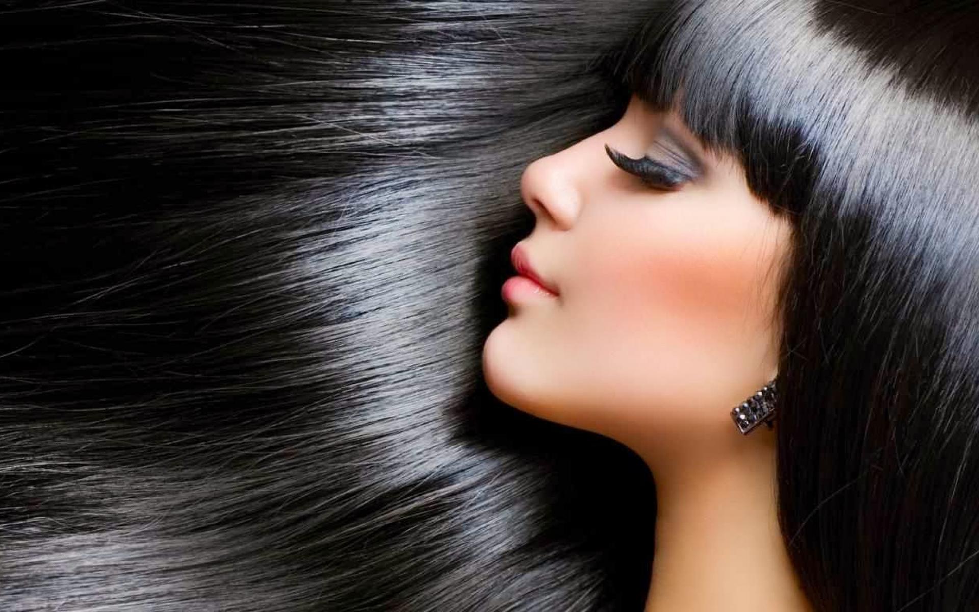 4- يجعل الشعر براقاً يتأثر الشعر بالعديد من الأمور كالأتربة والشمس الهواء الملوث والغبار، إضافة إلى صبغات الشعر ومكواة الشعر، والتي تجعل الشعر باهتاً خالٍ من الحيوية، ويعمل حليب جوز الهند على إزالة آثار كل هذه الأمور.