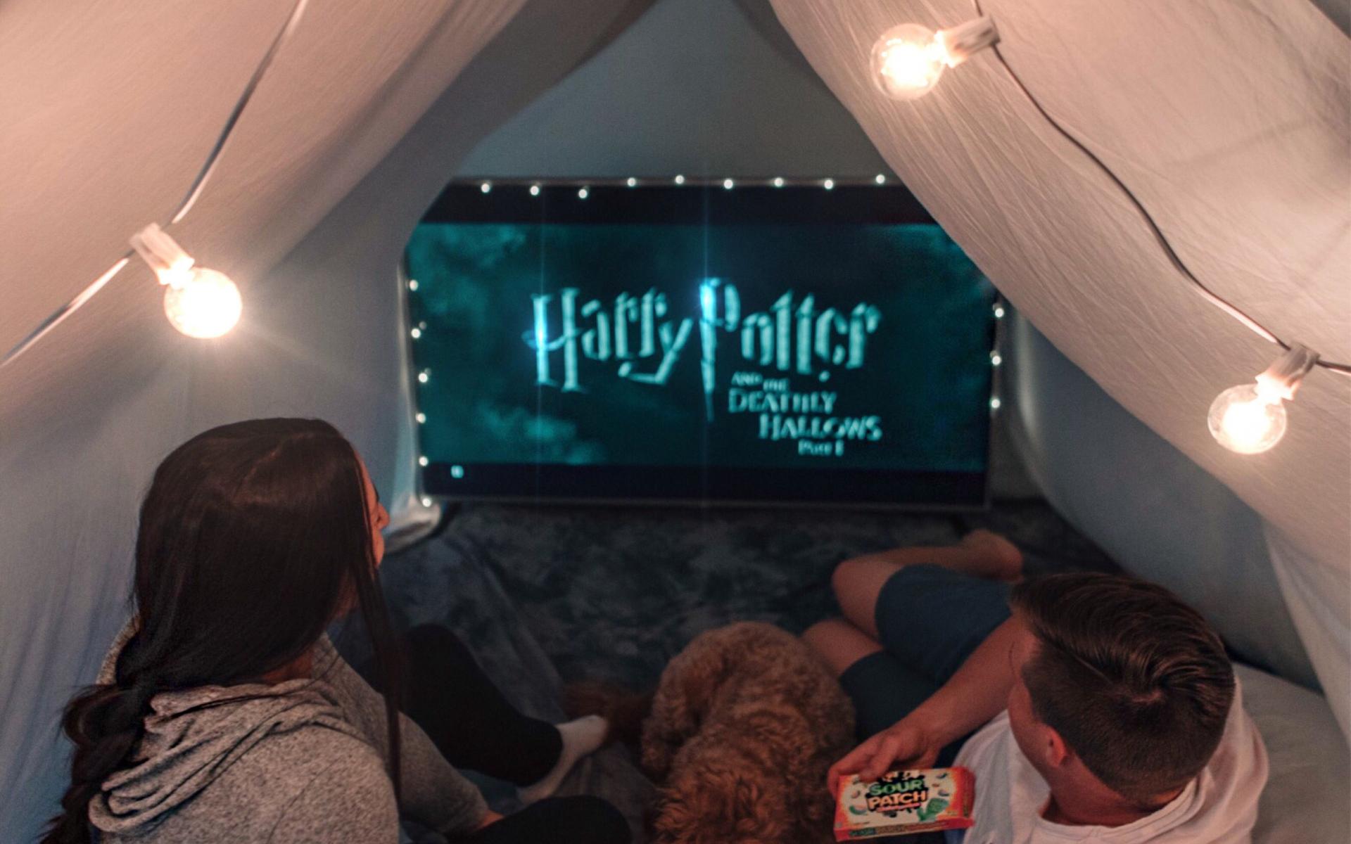 إقامة عشاء مميز وليلة سينمائية في المنزل: مشاهدة "أودري هيبورن" و"جريجوري بيك" يقعان في الحب في فيلم " Roman Holiday" بالتأكيد سيشعل الحميمية والدفء لسهرتكما، ولا مانع من صحن سباغيتي مع كرات اللحم وكأنك تتواجد في أحد المطاعم الإيطالية.