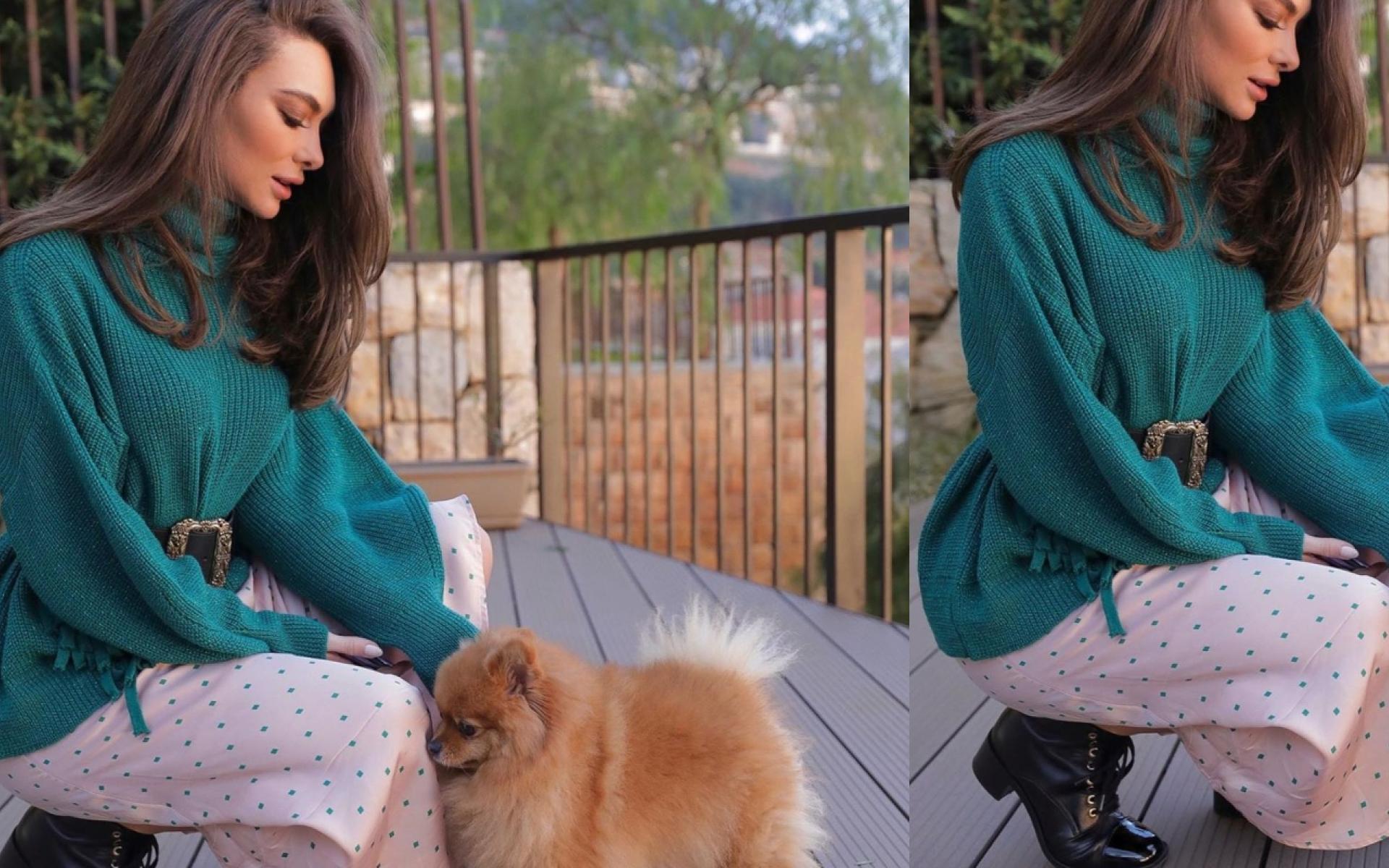 مكس غريب ووميز بين توب رسمي، تنورة منقطة بنف لون التوب وحذاء جلد مع حزام