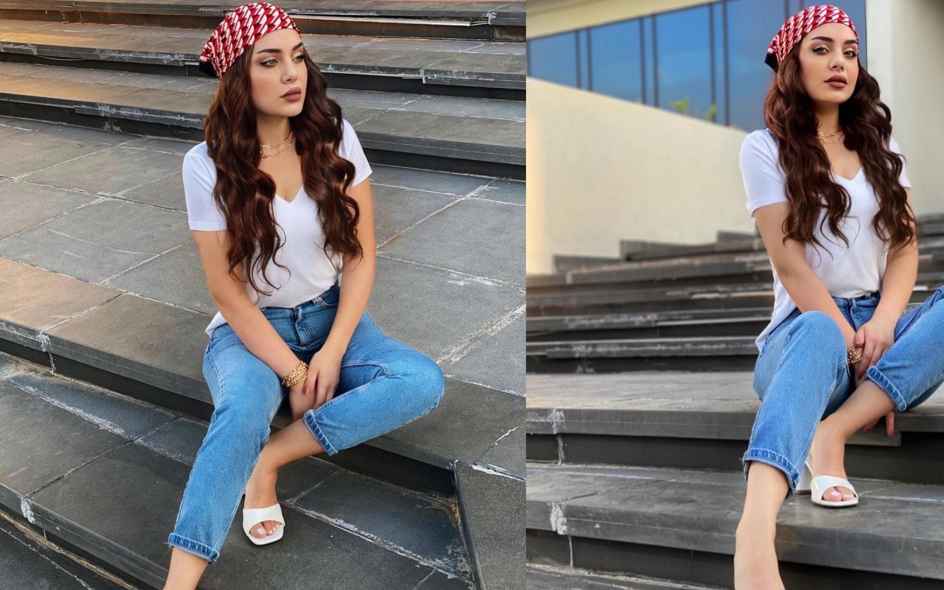 إطلالة أخرى نهارية ميزها إكسسوار الرأس وألوان صيفية