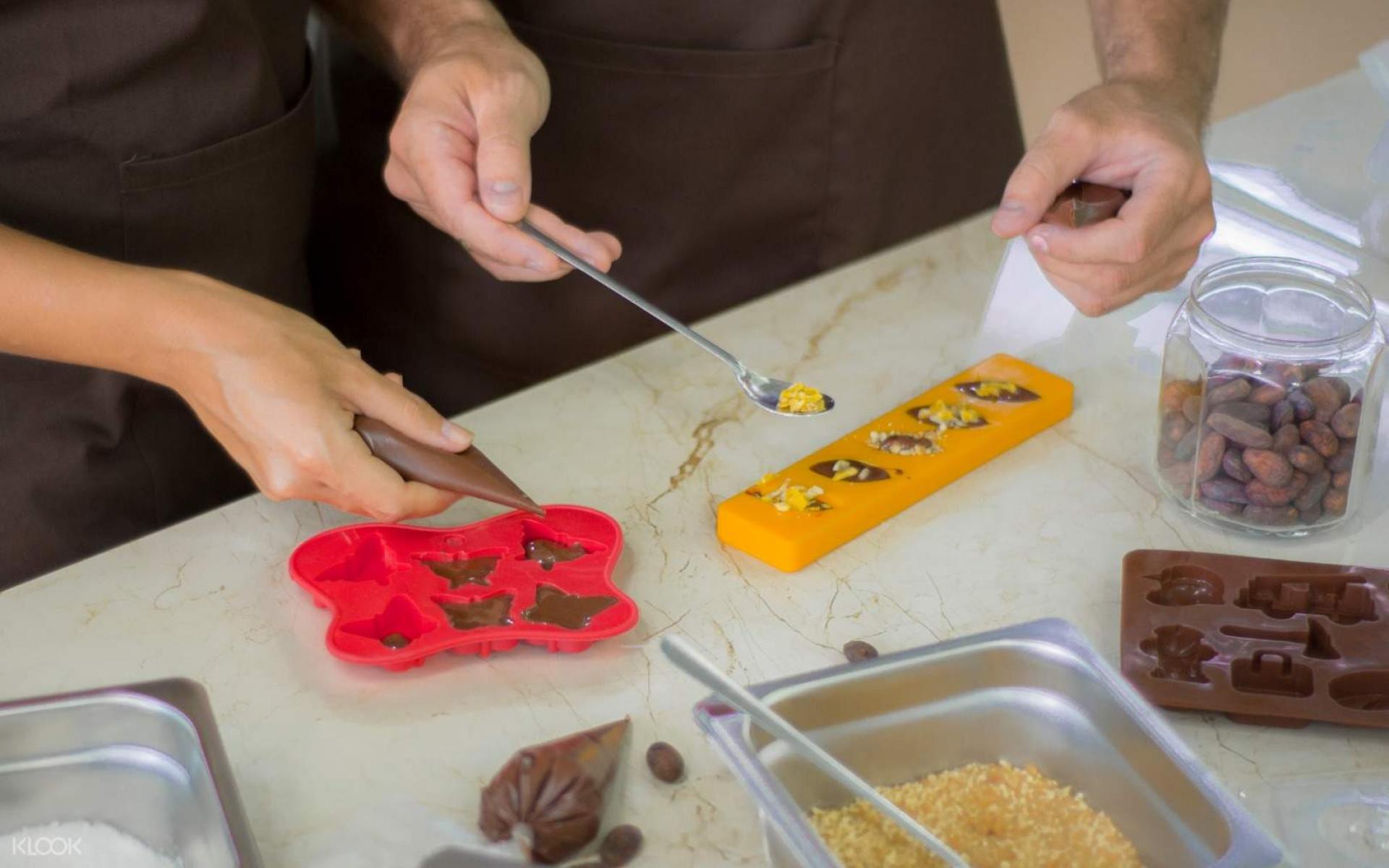 تعلم صنع الشوكولاتة: بدلاً من شراء الشوكولاتة من المحال التجارية، سجل اسمك واسم شريكك للاستمتاع بدرس حول صناعة الشوكولاتة، حيث ستستمعان بالمذاق البني اللذيذ، وتوطدان علاقتكما العاطفية.