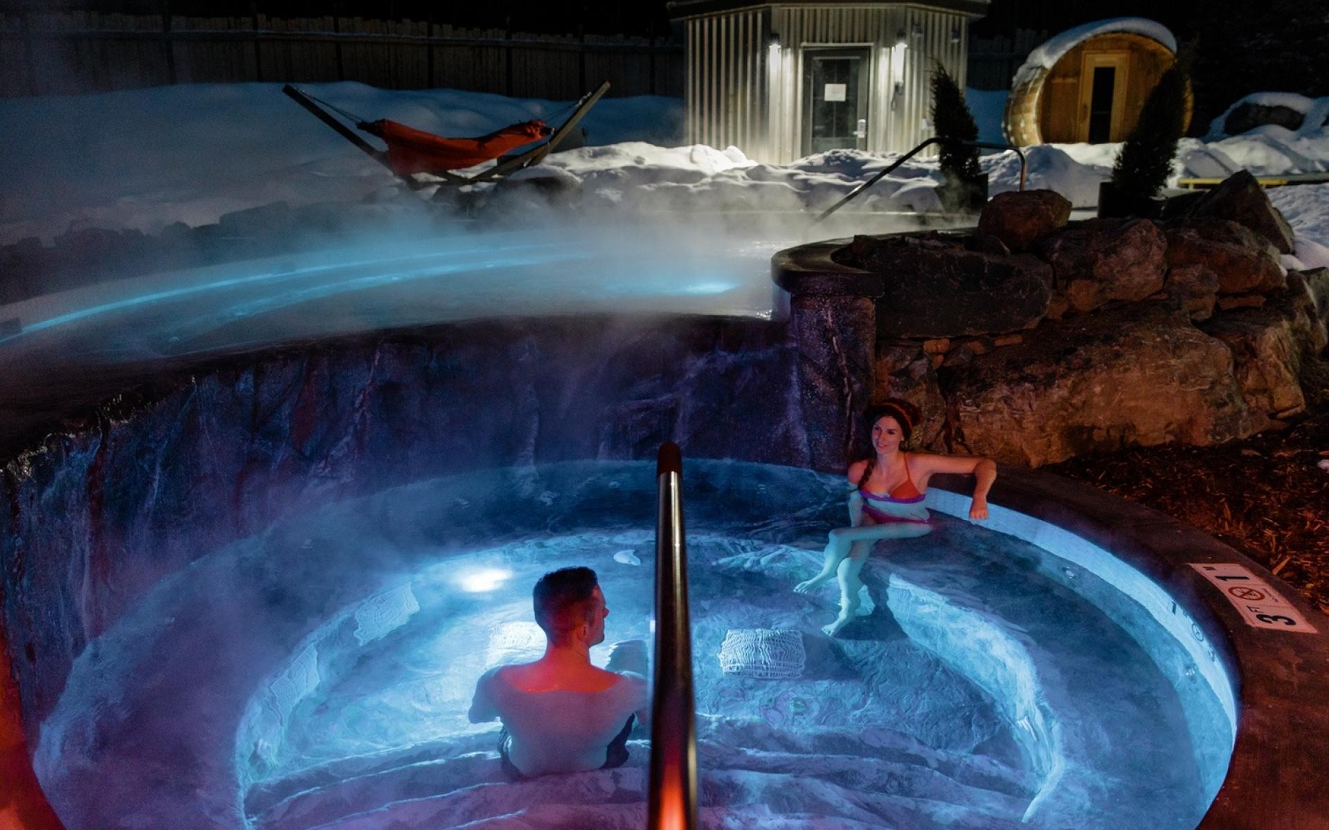 الذهاب إلى منتجع فاخر: غالبًا ما تستفيد المنتجعات الصحية من يوم عيد الحب مع عروض خاصة للأزواج، لذا استفد من الأسعار المخفضة للاسترخاء مع الشريك، ودللا نفسكما في فقرة التدليك.