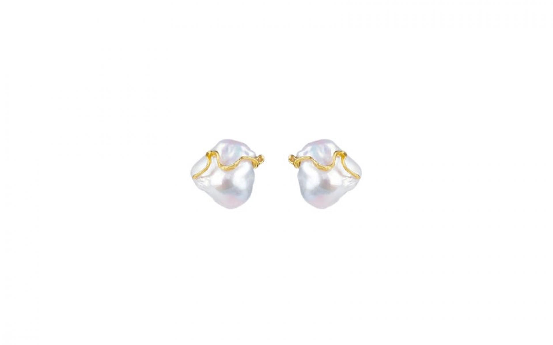 Deborah Blyth: أقراط اللؤلؤ