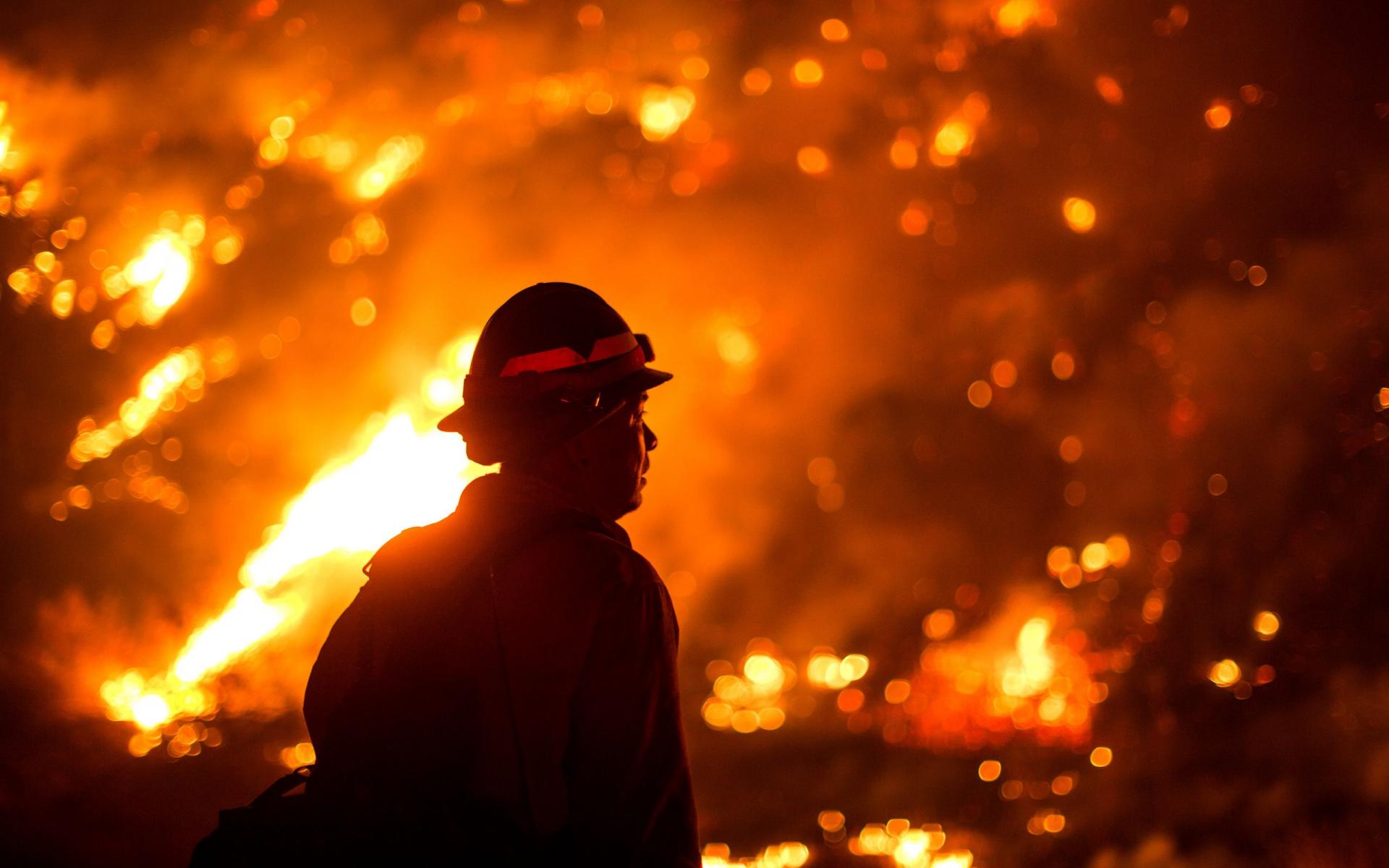 رجل إطفاء يشاهد حريق بوبكات وهو يحترق على سفوح التلال بالقرب من مونروفيا كانيون بارك في مونروفيا ، كاليفورنيا. 15 سبتمبر 2020