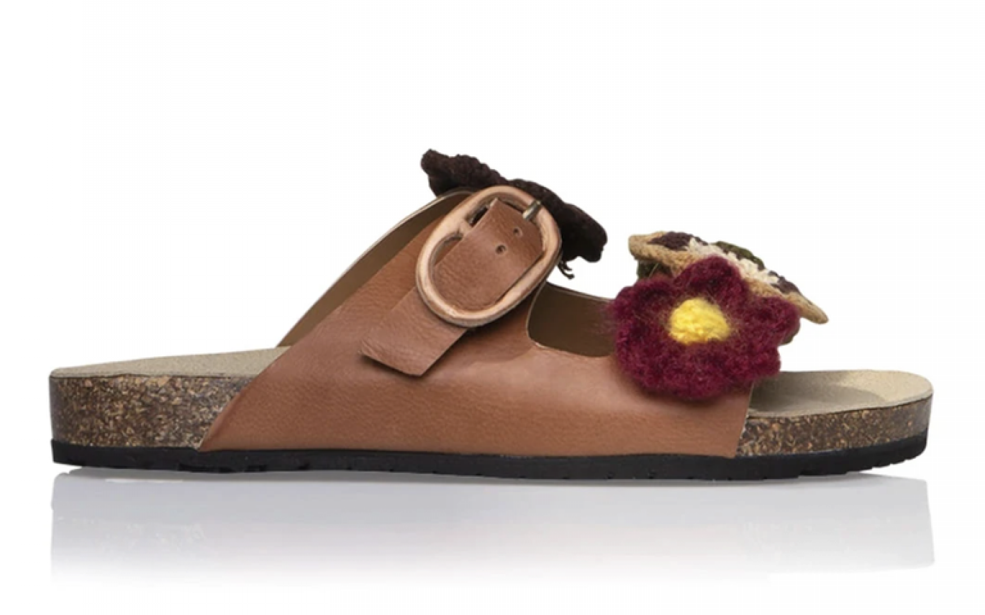 Greg: يتطلع الكثير منا لهذا الحذاء الكروشيه المزين بالزهور، ولحسن الحظ، يمكنك تخطي تلك المتاعب وإضافة هذا الحذاء مباشرةً إلى خزانتك.