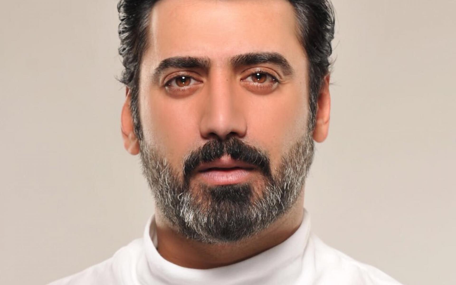 سطع نجم الممثل الكوميدي محمد العلوي خلال فترة ظهوره في المسلسلات الخليجية بجانب وسامته التي جعلت من الفيديوهات الغنائية البسيطة التي يشاركها حديث الجمهور خلال الفترة الماضية وبالتحديد بعد مشاركته في مسلسل "أم هارون"