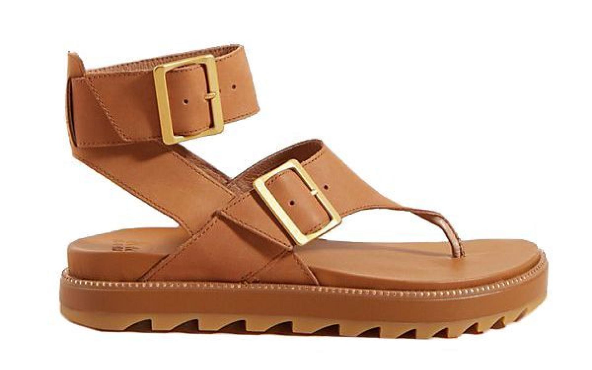 Roaming Sport: بالنسبة للحذاء المسمى "صندل رياضي متجول"، يمكنك المراهنة عليه ليأخذك بشكل مريح من النقطة أ إلى النقطة ب على قدميك، ويمكن أن ترتديه مع التنانير الصيفية المفضلة لديك.