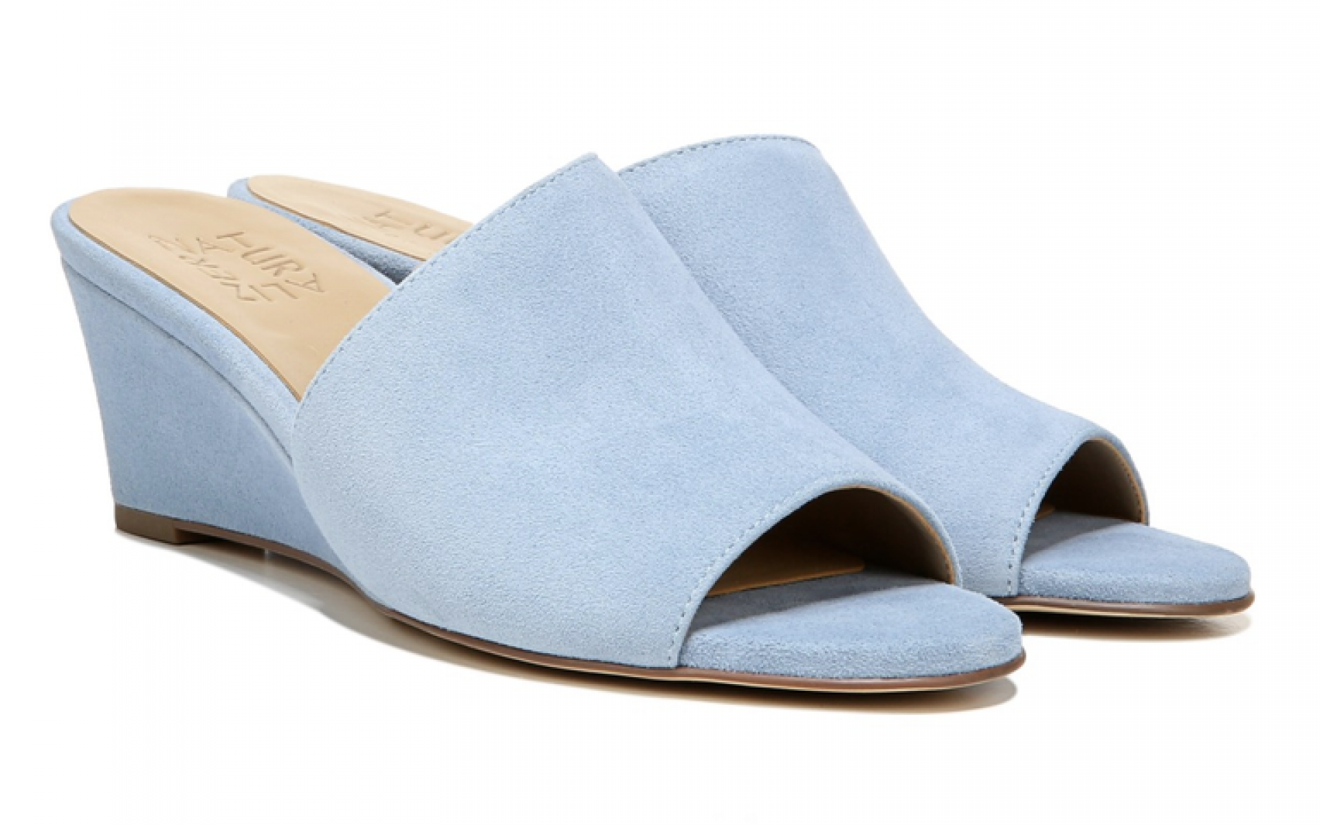 Sansa: هذه الأحذية تجعلك تسيرين بسهولة في شارع مرصوف بالحصى، بفضل الكعب المتين القوي والغطاء السميك على القدم، وبفضل تصميمه البسيط فإنه يمكن ارتدائه مع بنطلون جينز قصير أو تنورة ميدي.