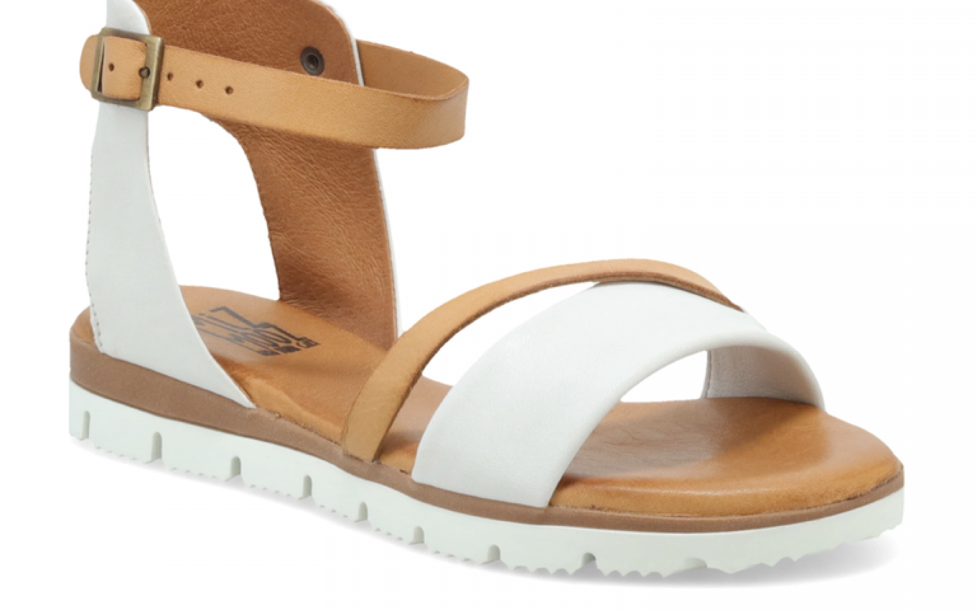 Shep Quarter Strap: هذا الصندل ذو اللونين مصنوع في البرتغال ويأتي بثلاثة ألوان مختلفة، وعلى الرغم من أن الجلد ووسادة القدم لهذا الحذاء مريحان، إلا أنكِ قد ترغبين في زيادة حجمها.