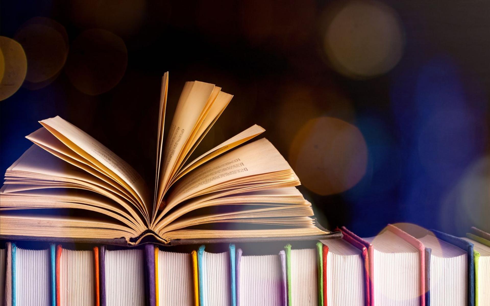 القراءة من المحتمل أن يكون هناك الكثير من الكتب التي قد تكون ملقاة في المنزل وغير مقروءة، لذلك الآن هو أفضل وقت لبدء قراءتها. إن إغلاق الأجهزة الإلكترونية لقراءة شيء ما لمدة ساعة على الأقل في اليوم من شأنه أن يريح الذهن، ويمكنك من الحصول على بعض الوقت الذي نحتاجه بشدة بعيدًا عن شاشاتنا.