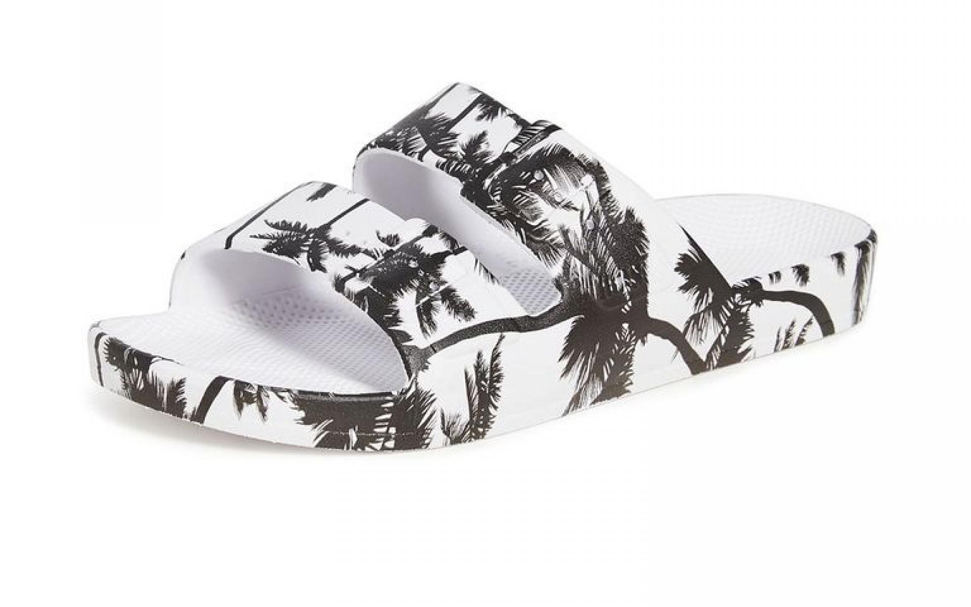 Two Band: إن كل صندل من Freedom Moses"" مصنوع من مواد بلاستيكية قابلة لإعادة التدوير، ويأتي معبأ في مواد قابلة للتحلل، ولن تسحب هذه الأحذية خفيفة الوزن قدميك لأسفل وهي أيضًا مقاومة للماء، لذلك ستكونين دائمًا على استعداد لمواجهة عاصفة الأمطار المفاجئة.