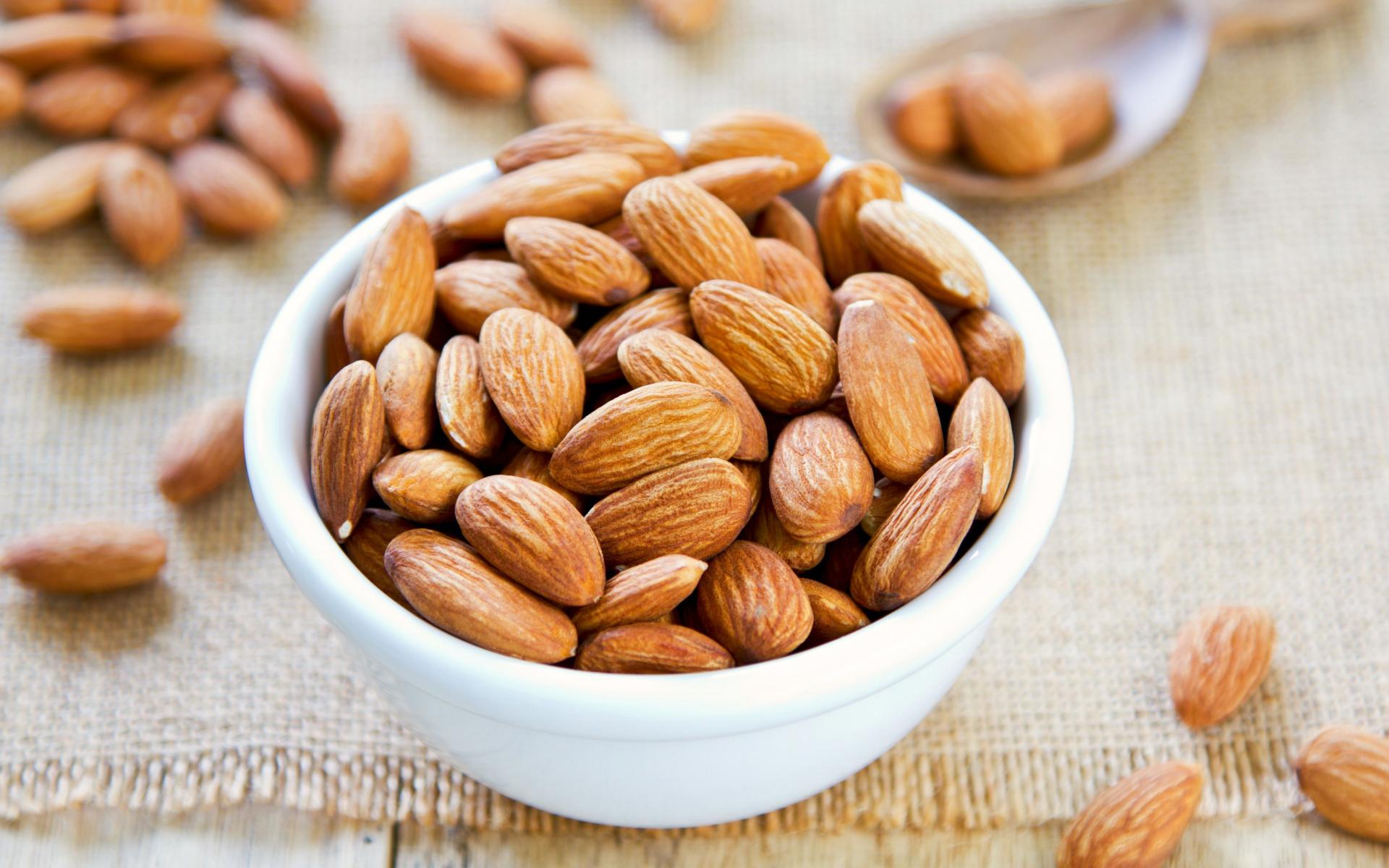 2- المكسرات النيئة وخصوصاً اللوز: للوز فوائده الصحية الكثيرة والمتنوعة فهو يحتوي على نسبة عالية من الزنك كما أنه غني بفيتامين E  الأمر الذي يحافظ على شبابك، لأطول فترة ممكنة.