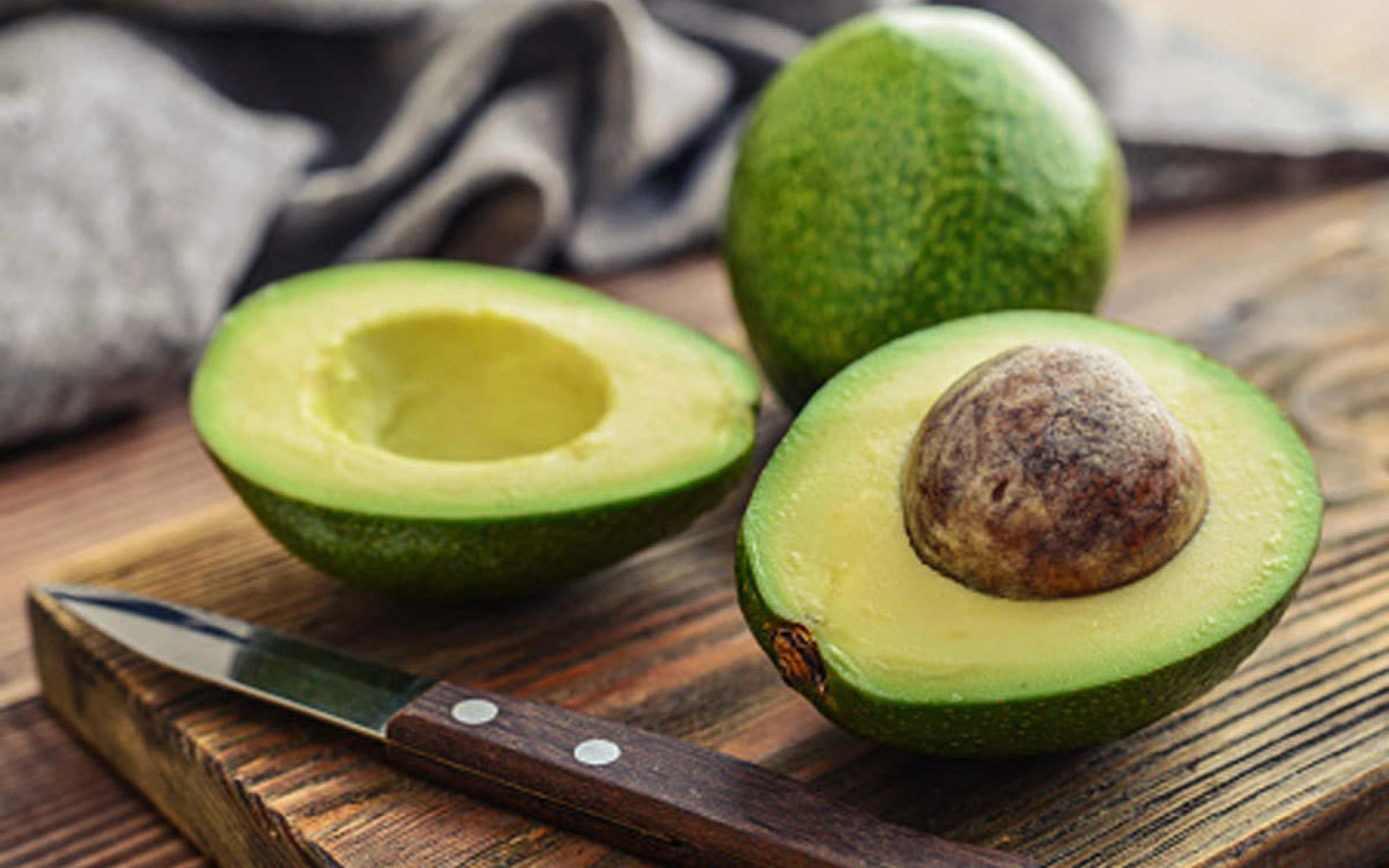 6- الأفوكادو: تحتوي الأفوكادو على زيت طبيعي يساعد على شد ترهلات البشرة وترطيبها بشكل عميق، بالإضافة إلى أنها غنية جداً بالأحماض الدهنية غير المشبعة الصحية والمفيدة للجهاز المناعي للجسم.