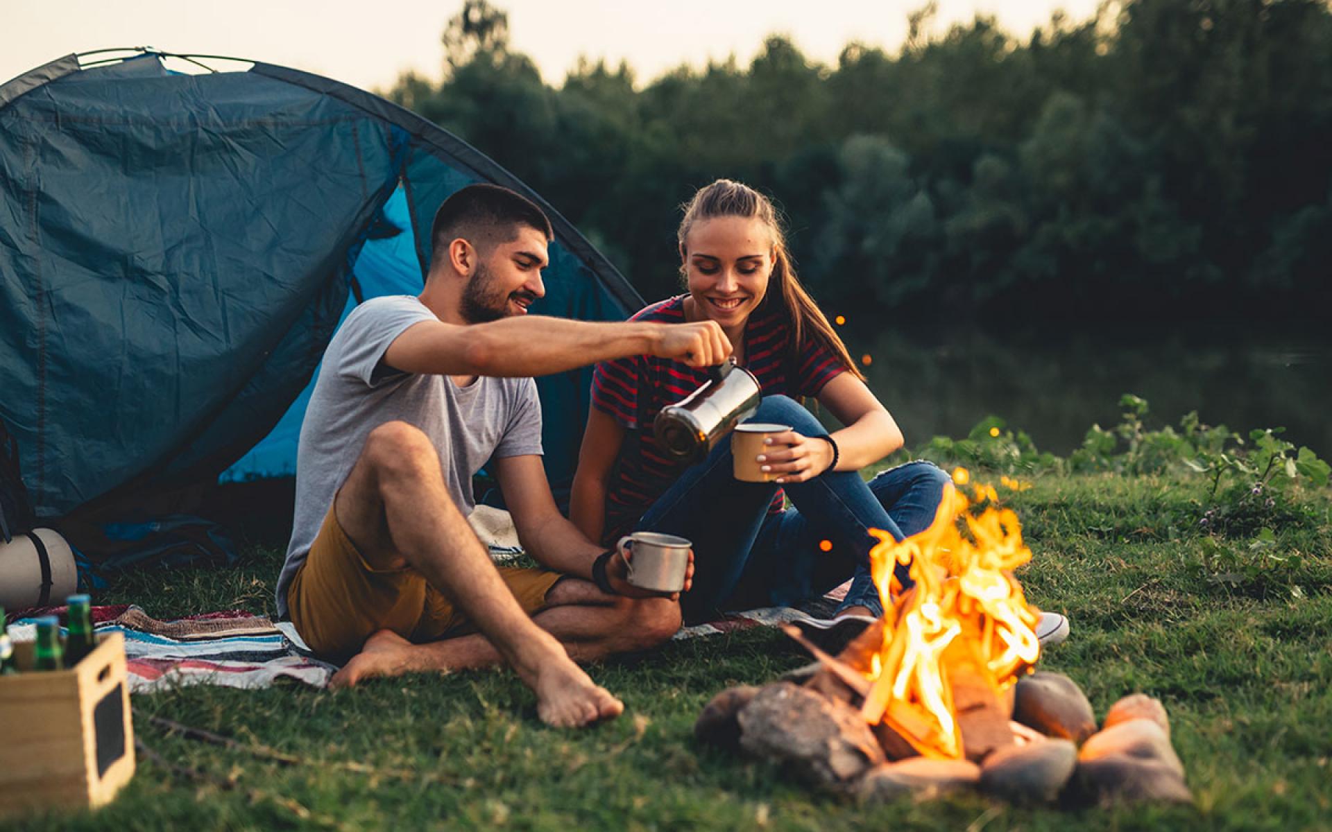 التخييم وإشعال النيران: اذهب برفقة الشريك للتخيم في الضواحي أو على شاطئ البحر، أشعل النار، وأحضر برفقتك الكثير من الشوكولاتة والمارشميلو، فهذا سيعزز علاقتكما ويؤكد أن تحصلا على الحميمية في هذا اليوم المميز.