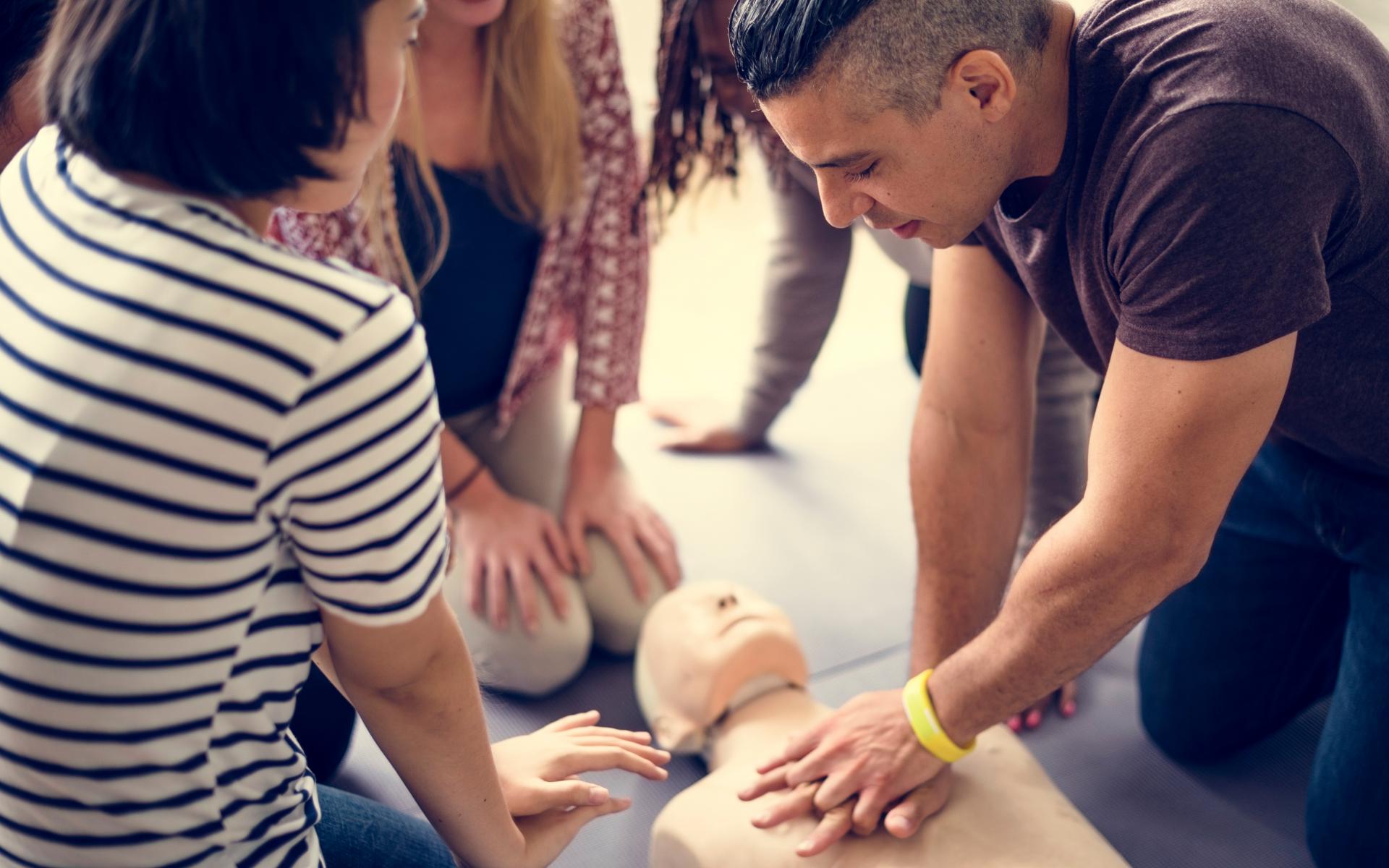 تعلم الإسعافات الأولية من المفيد دائمًا الاستعداد للطوارئ، خاصة عندما تكون مراكز الرعاية الصحية مشغولة  أو قد لا ترغب في ترك العزلة الذاتية بسبب إصابة طفيفة. يمكن أن تكون مهارات التعلم مثل الإنعاش القلبي الرئوي (CPR)، وكيفية استخدام مزيل الرجفان وماذا تفعل إذا توقف شخص عن التنفس أمرًا حيويًا عند محاولة رعاية أحبائك.