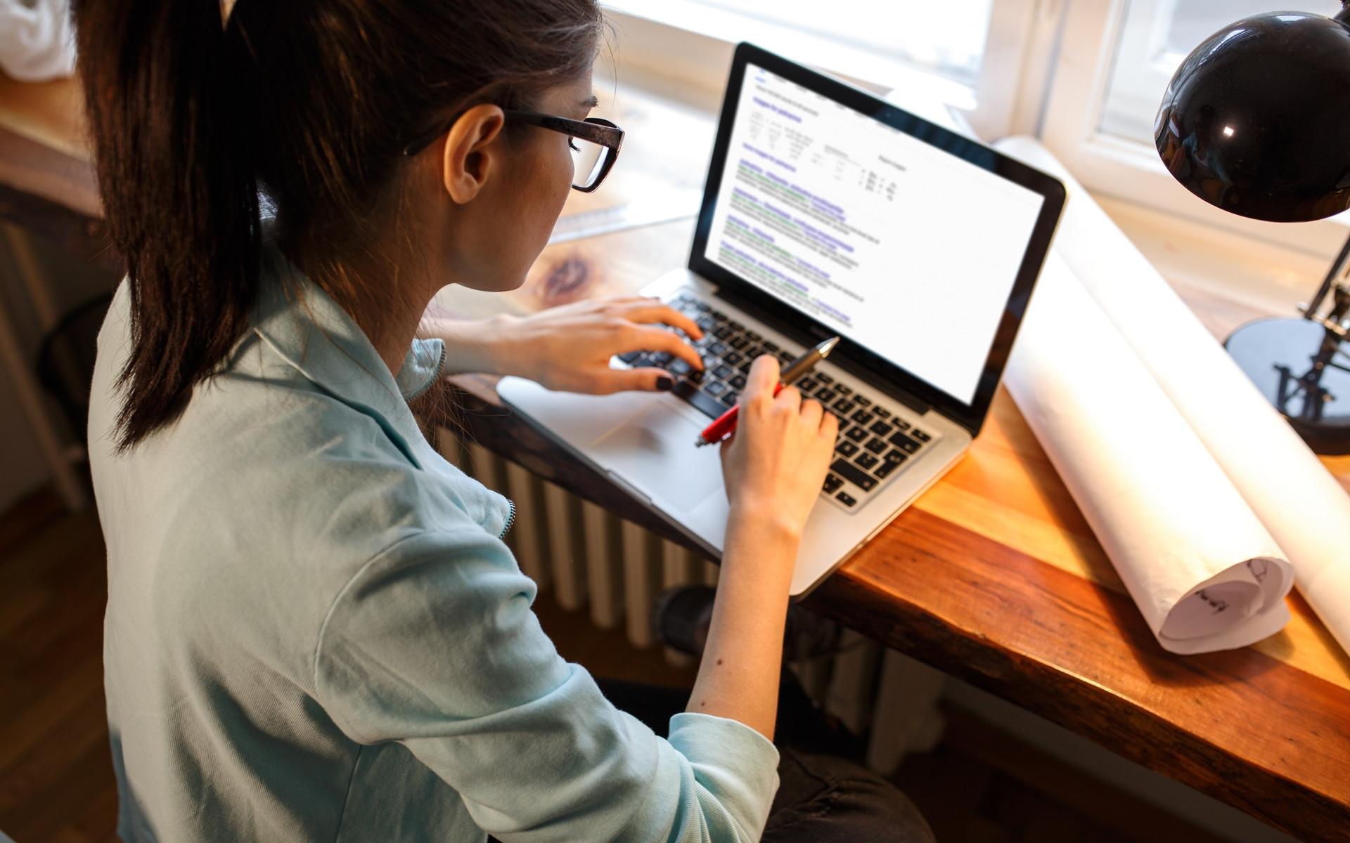 دروس عبر الإنترنت يمكن أن تكون دروس الإنترنت طريقك إلى التأهيل أو تصحيح بعض الأشياء في سيرتك الذاتية، وهي الطريقة الأكثر إنتاجية خلال فترة الإغلاق. وتتراوح الموضوعات المعروضة على الإنترنت من الفصول الأكاديمية مثل الرياضيات واللغة الإنجليزية إلى الفصول الإبداعية مثل التصوير الفوتوغرافي والكتابة. كما يمكن أن تساعد الفصول المفيدة الأخرى في تحسين مهارات الاتصال أو المعرفة العامة بمكان العمل. ويتدفق العديد من البريطانيين على مواقع التعلم، حيث يخصص المزيد جزءًا من يومهم لإضافته إلى سيرتهم الذاتية أو البدء في الحص