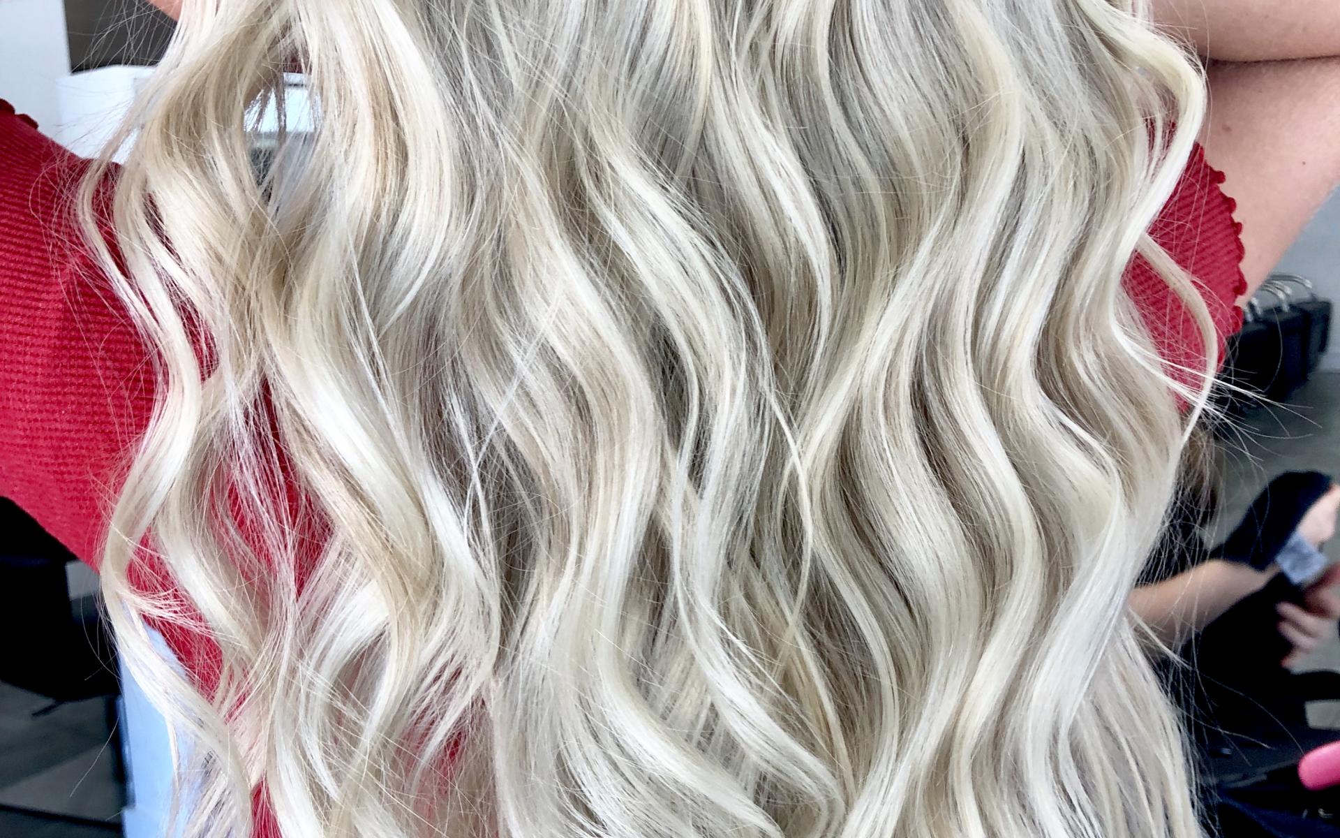 تسريع نمو الشعر وزيادة طوله: هل تحلمين بشعر طويل وجذاب؟ لكن مشاكل الشعر متعددة؛ كتراكم الأوساخ في بصيلات الشعر التي تمنع نموه بشكل صحي وتضعف بصيلات الشعر التي تسبب تساقطه أو تكسره، يعد البابونج من الأعشاب الطبية المطهرة التي تساعد على إزالة الأوساخ والخلايا الميتة من فروة الرأس