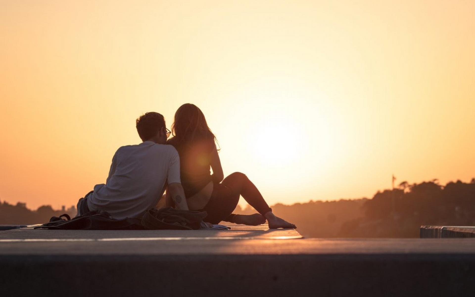 مشاهدة غروب الشمس: يبعث غروب الشمس إحساسًا شاعريًا، فرؤية السماء تتلوَّن بالأرجواني، الأحمر، البرتقالي، الأصفر وغيرها من الدرجات اللونية الرائعة، تزيد العاطفة داخل قلب الشريكين.