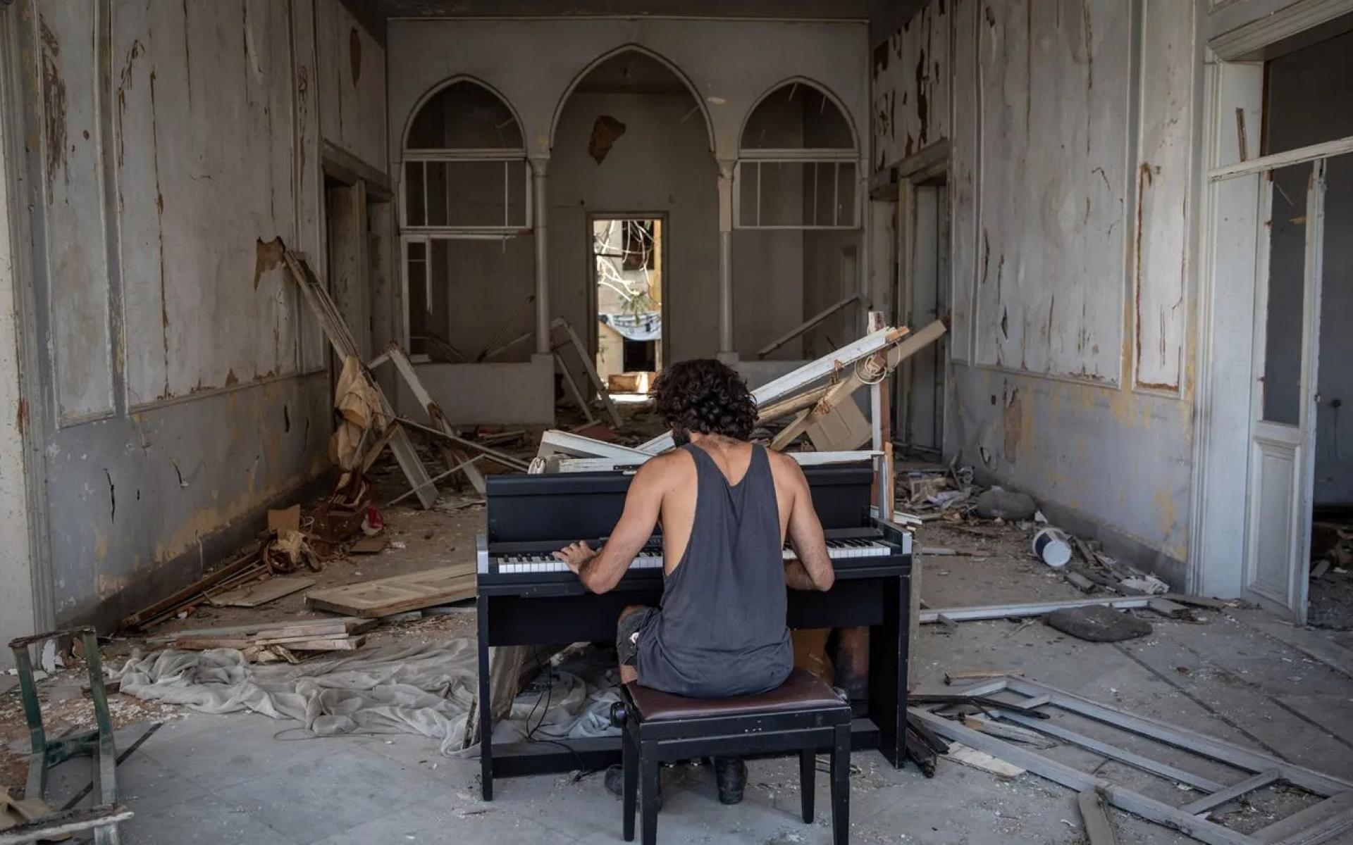 ريمون عيسىان يعزف على البيانو في مبنى مدمر في 14 آب / أغسطس 2020 بعد انفجار الميناء في بيروت ، لبنان