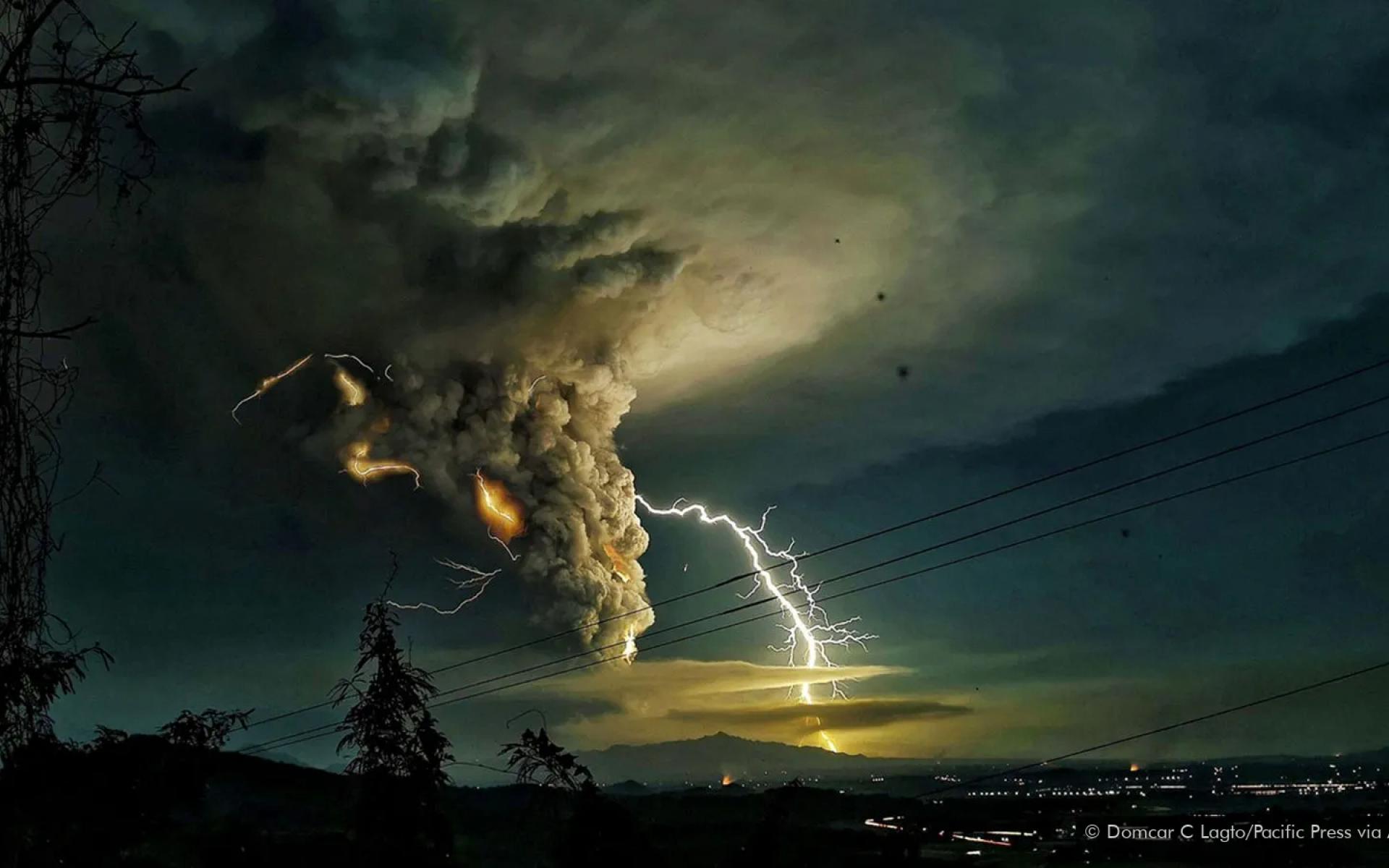 صاعقة البرق فوق مقاطعة باتانجاس أثناء ثوران بركان تال في الفلبين ، يناير 2020
