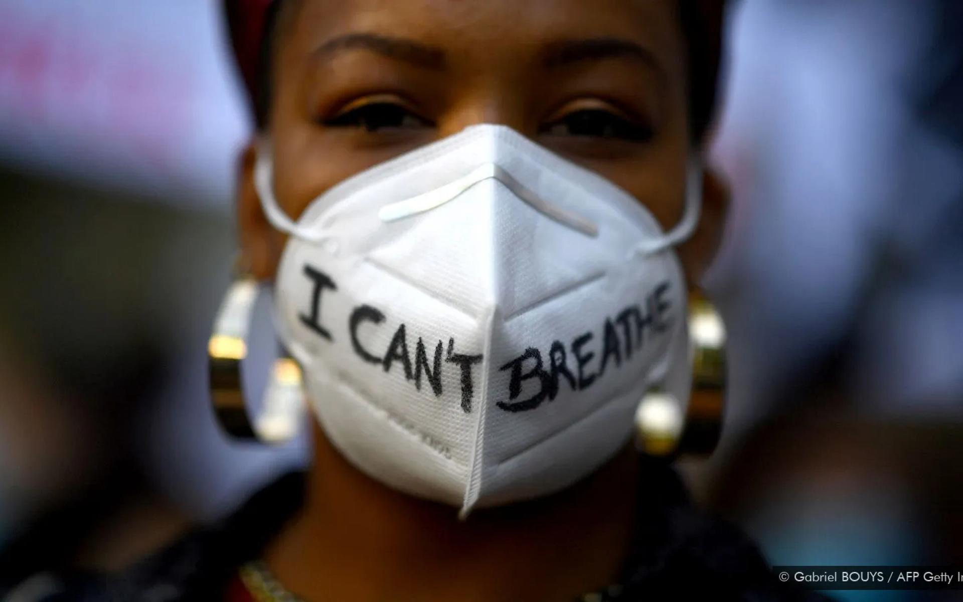 امرأة ترتدي قناعًا كتب عليه "لا أستطيع التنفس" في مدريد ، في 7 يونيو 2020 ، خلال مظاهرة مع حركة Black Lives Matter