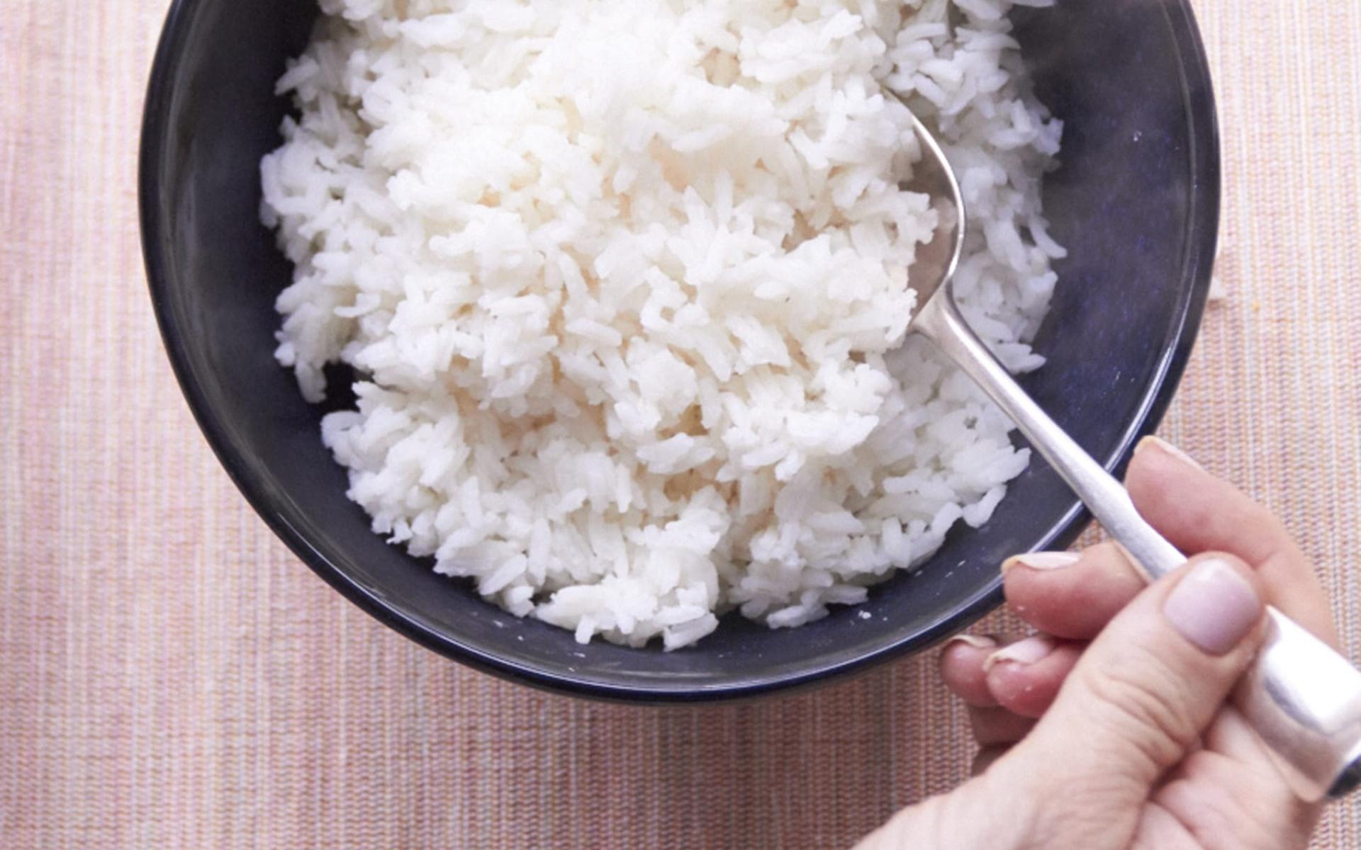 3- الأرز: سواء كنت تفضل الأرز الأبيض أو البني ليستفيد جسمك من الحديد الذي يحتويه احرص على أكله مع البازلاء أو الطماطم أو الفلفل, فتحتوي كل 100 جرام من البازلاء على كل احتياجات جسمك اليومية من فيتامين "سي".