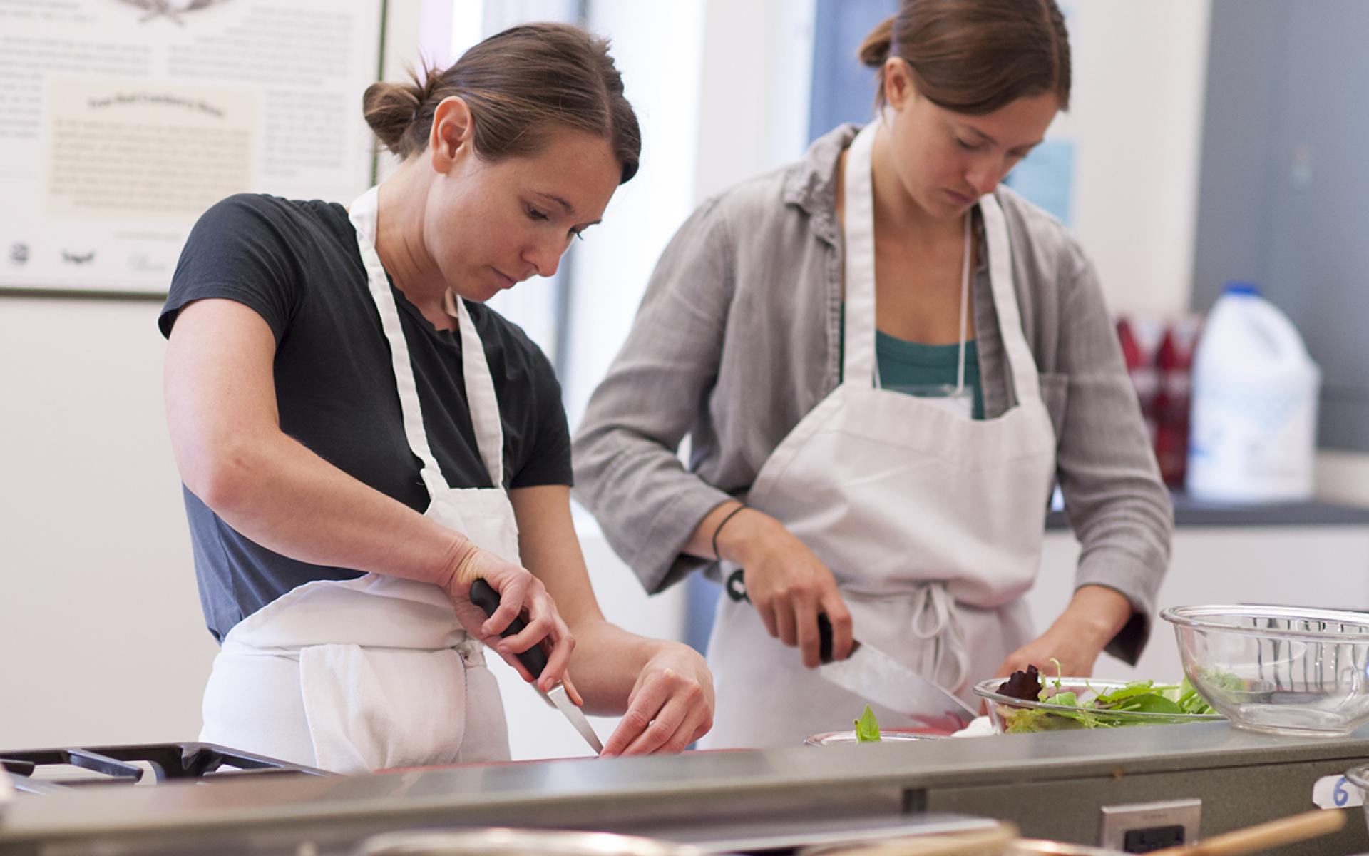 تعلم الطبخ إن التواجد في المنزل كثيرًا يعني أنه يمكنك أخيرًا إيجاد الوقت لتعلم الطهي من الصفر. ومع المكونات الموجودة في المنزل، ستتمكنين من تحضير وجبة باتباع الوصفات والدروس التعليمية المختلفة المصممة لأولئك الذين لديهم ميزانية محدودة. ومع عدم اضطرار معظمنا للذهاب إلى العمل الذي يستغرق وقتًا طويلاً ، فلماذا لا تتخلصي من الوجبات الجاهزة وتبقين بصحة جيدة.