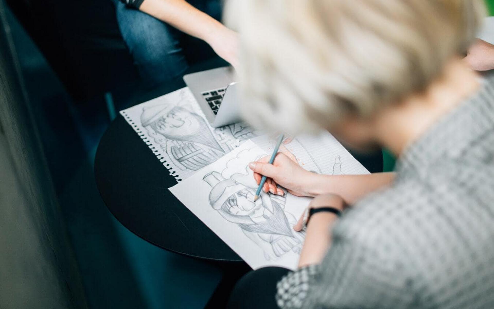 تعلم الرسم يعد تعلم الرسم طريقة علاجية أخرى لقضاء وقتك. ويمكن شراء مجموعات الطلاء واللوحات بسعر رخيص على الإنترنت، وهناك دروس لمساعدة الأشخاص من جميع الأعمار. كما تعرض قنوات YouTube المختلفة مثل WowArt كيفية تحقيق أقصى استفادة من الأدوات المنزلية المختلفة مثل النكاشة القطنية، وفرش الأسنان والملاعق لتتحول إلى تحفة فنية خاصة بك.