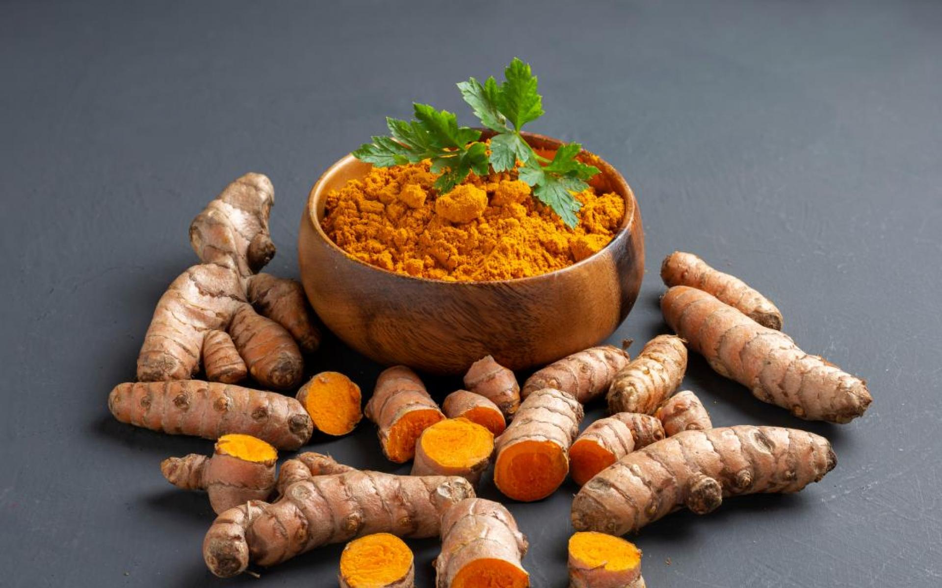 1- الكركم: واحد من أفضل ما انتجته الطبيعة لتقوية مناعة جسمكِ، وهي نوع من التوابل المستخرجة من أعواد نبات الكركم الأصفر والمستخدمة بشكل كبير في الطبخ، ويعود الفضل لمركب الكركمين بداخله في تحسين استجابة الجهاز المناعي  فهو مضاد قوي للأكسدة وللالتهابات.