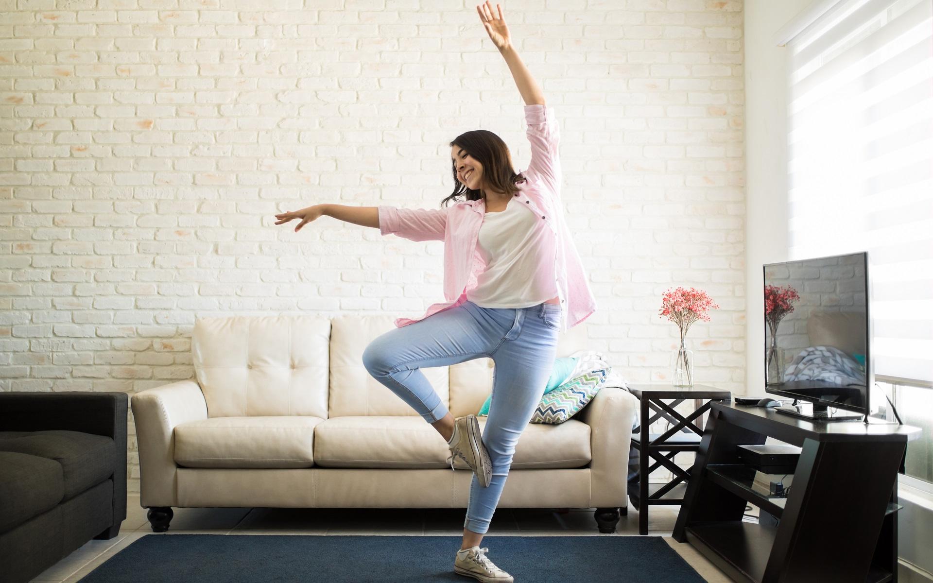 تعلم الرقص إذا كان لديك شغف بالرقص، ولكنك لم تكن جيدًا أبدًا في ذلك، فلماذا لا تشارك في بعض الفصول عبر الإنترنت للبقاء نشطًا؟ يدير الكثير من الخبراء فصولًا  مع أنماط وإيقاعات مختلفة.